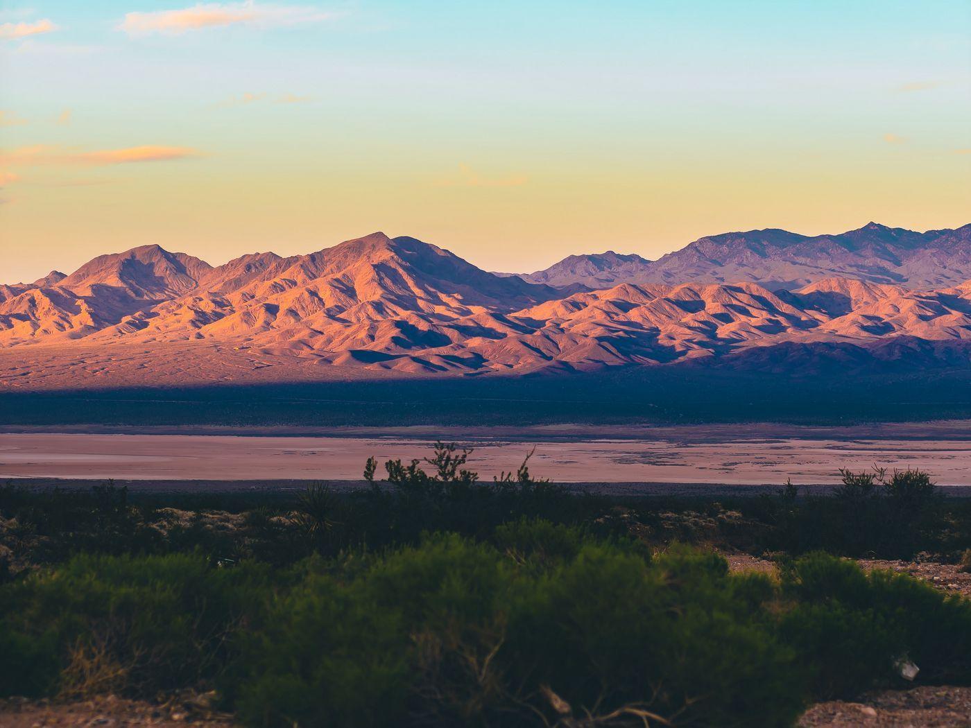 1400x1050 Download wallpaper 1400x1050 desert, sand, sky, clouds, mountains, las vegas, united states standard 4:3 HD background