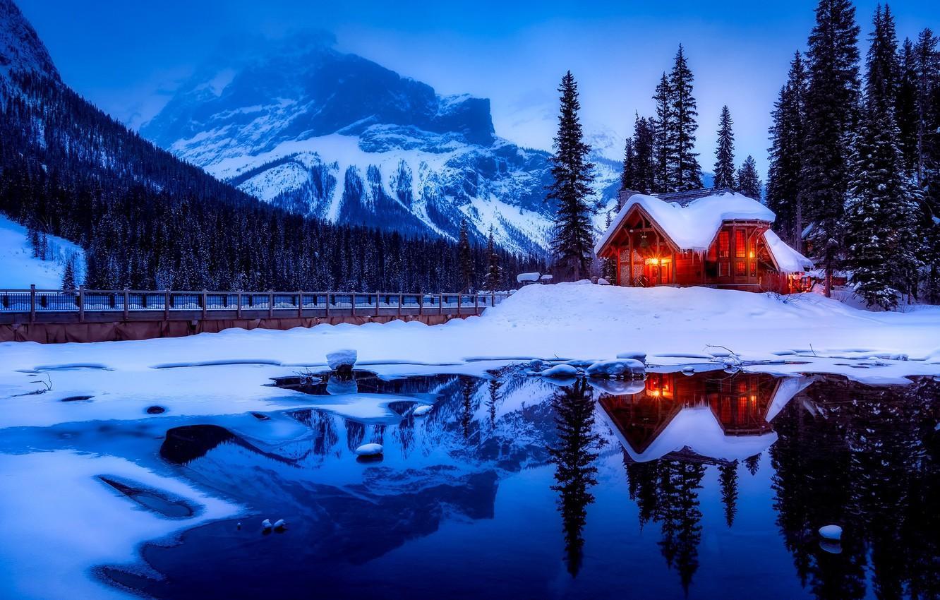 1332x850 Winter Emerald Lake Wallpaper