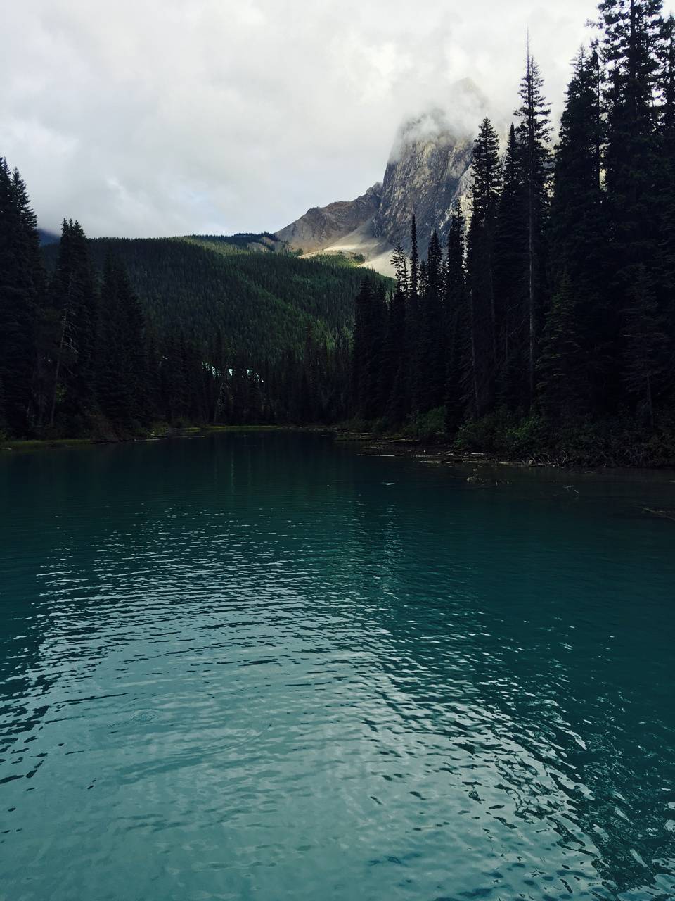 960x1280 Emerald Lake wallpaper