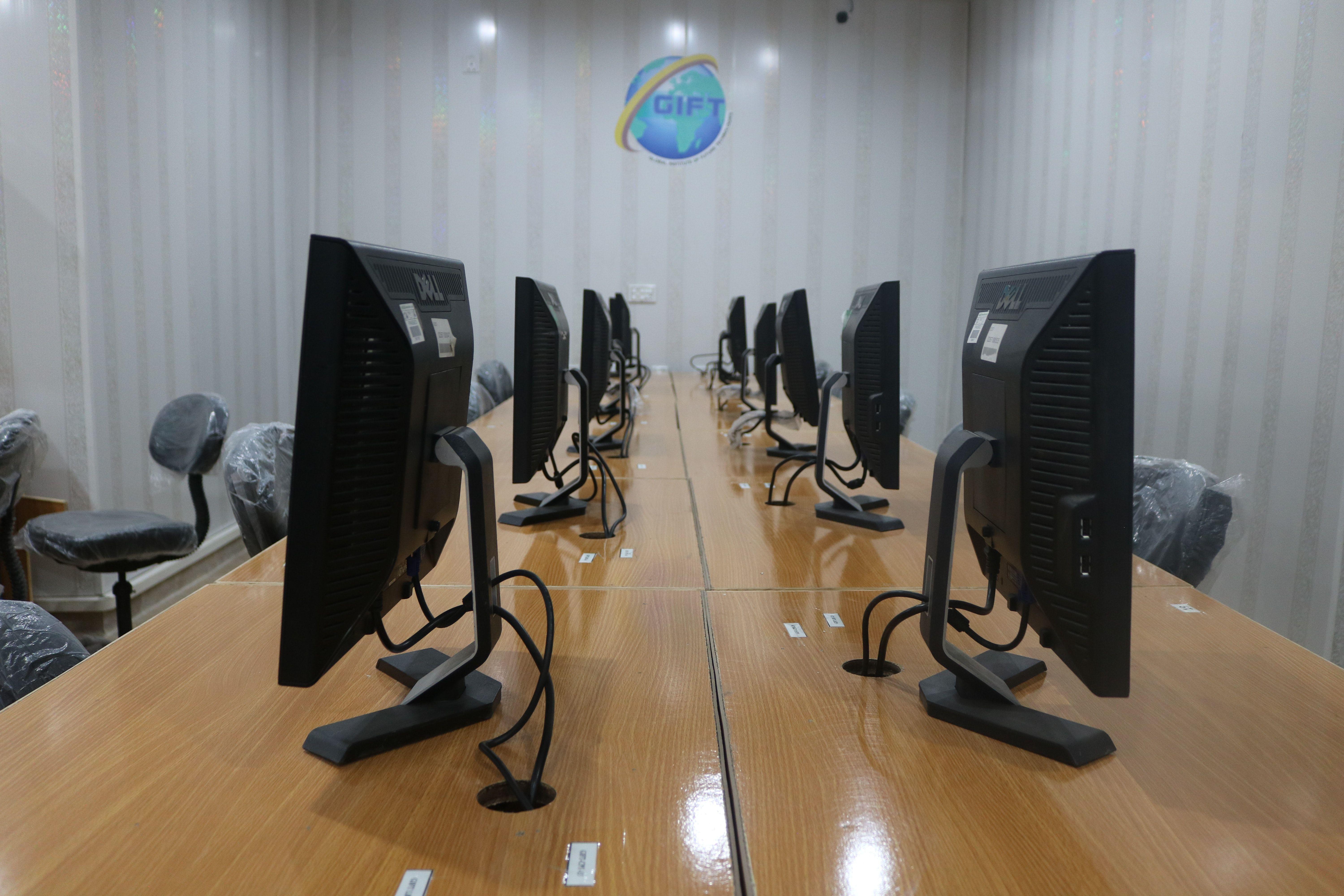 6000x4000 Free of computer lab, dell, lab