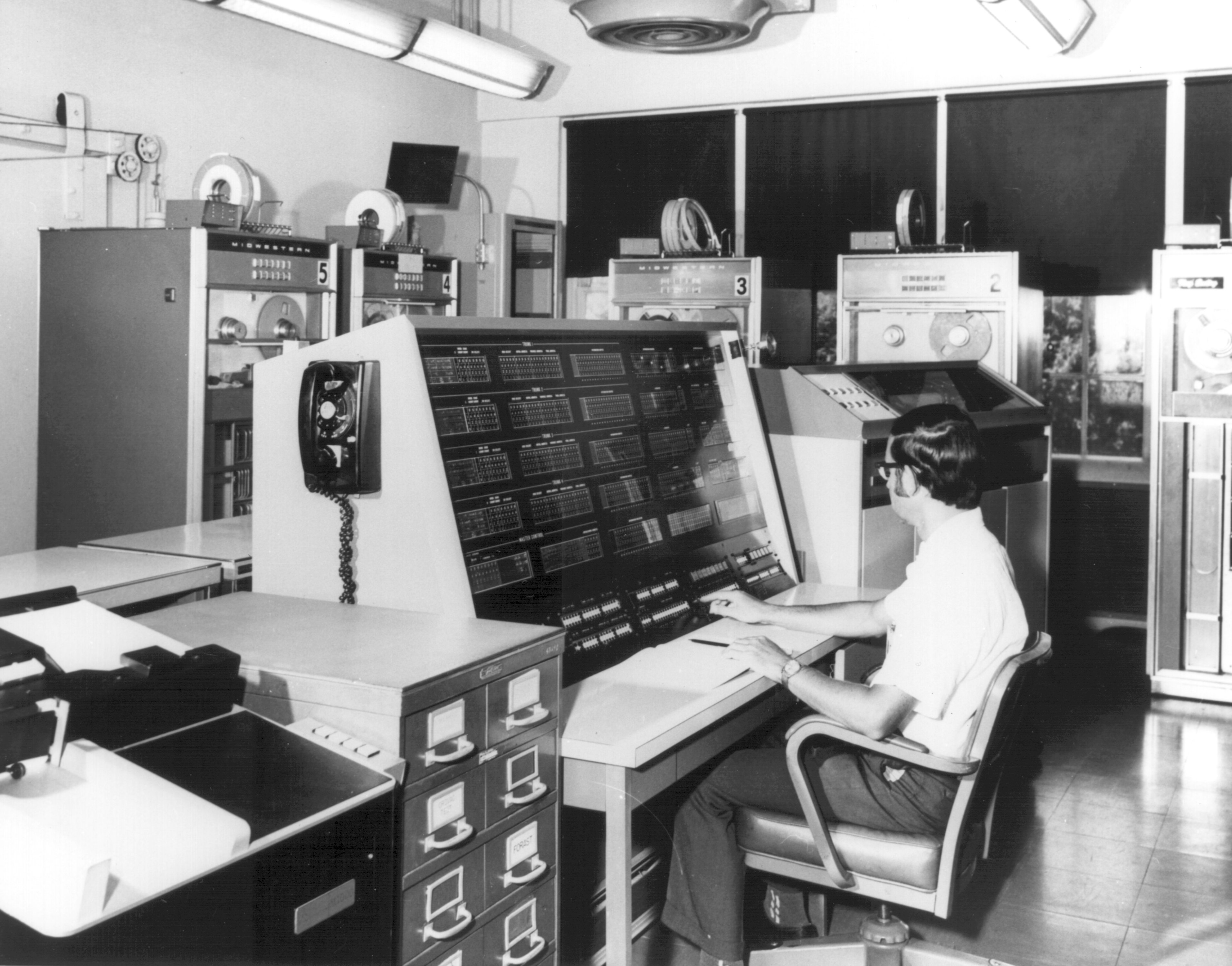 3825x3000 Historic Computer Image