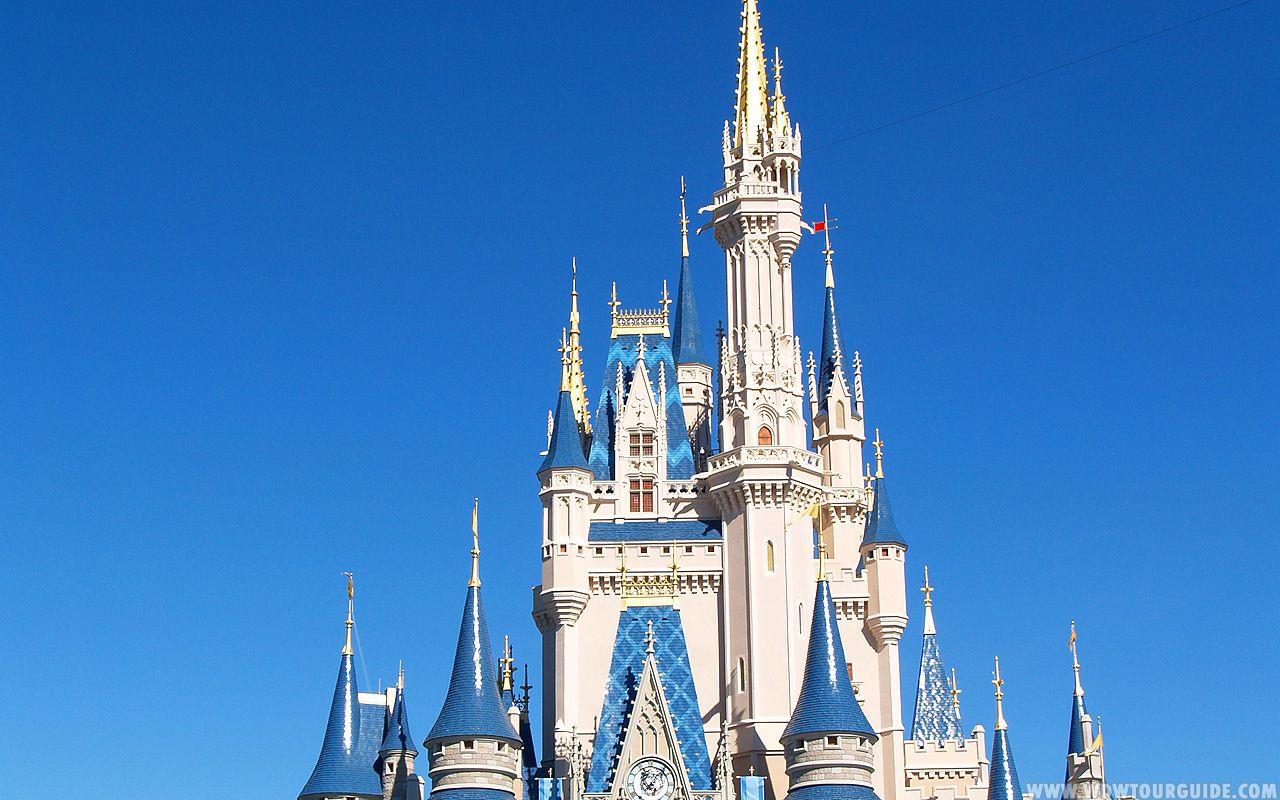 Disney castle. Замок Золушки Бавария. Замок Золушки Мюнхен. Замок Уолта Диснея в Германии. Красивые шпили замков.