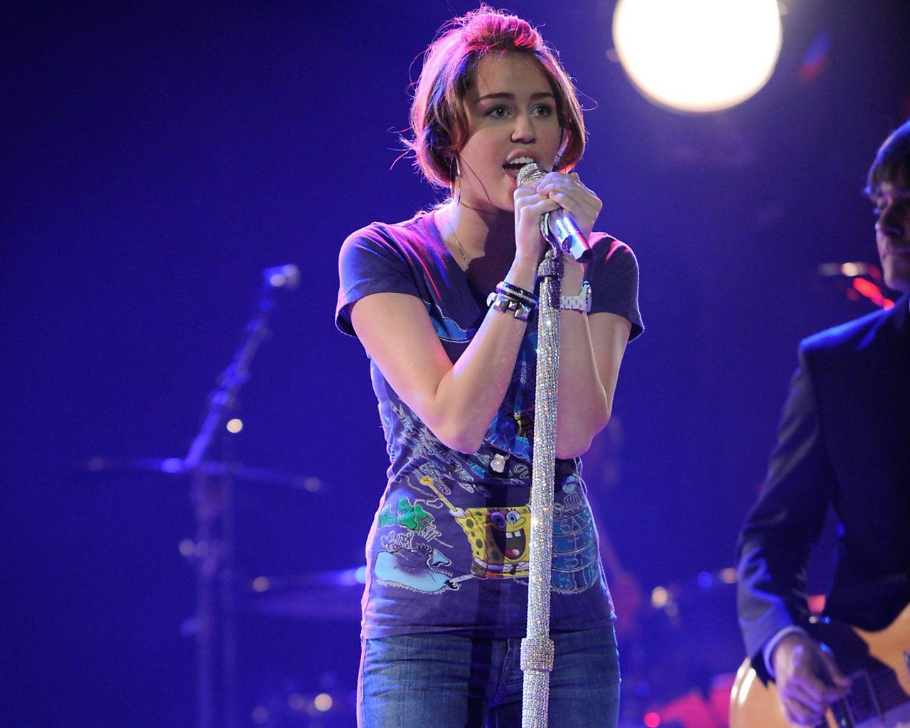 1280x1024 Miley Cyrus Live Concert Wallpaper