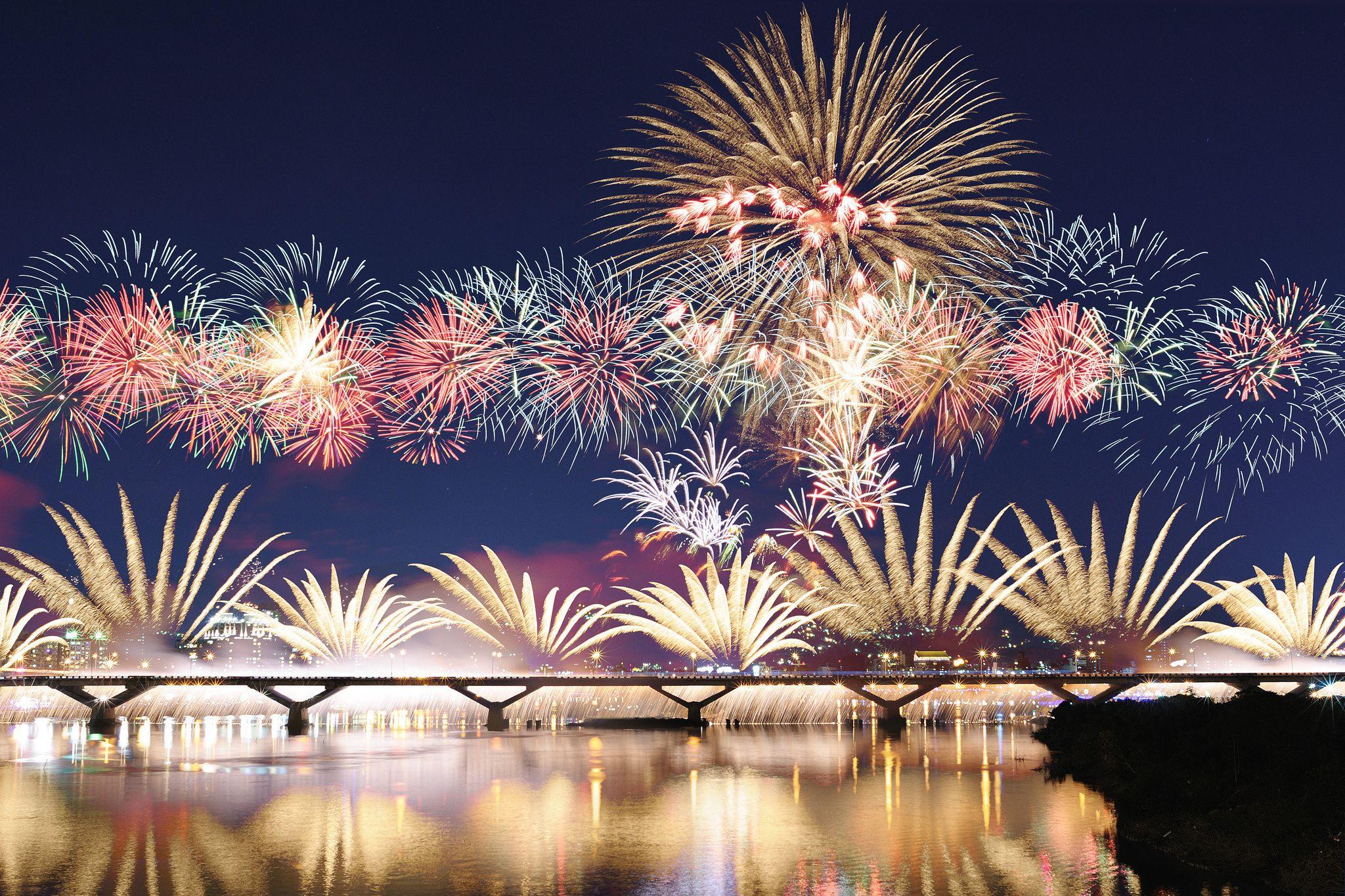2048x1365 Pics of Fireworks Wallpaper