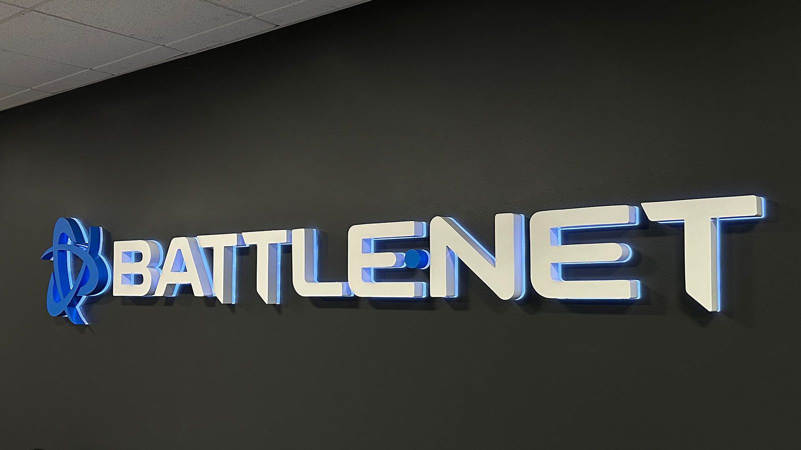1600x900 Battlenet Halo Lit Letter Sign For Interior Branding