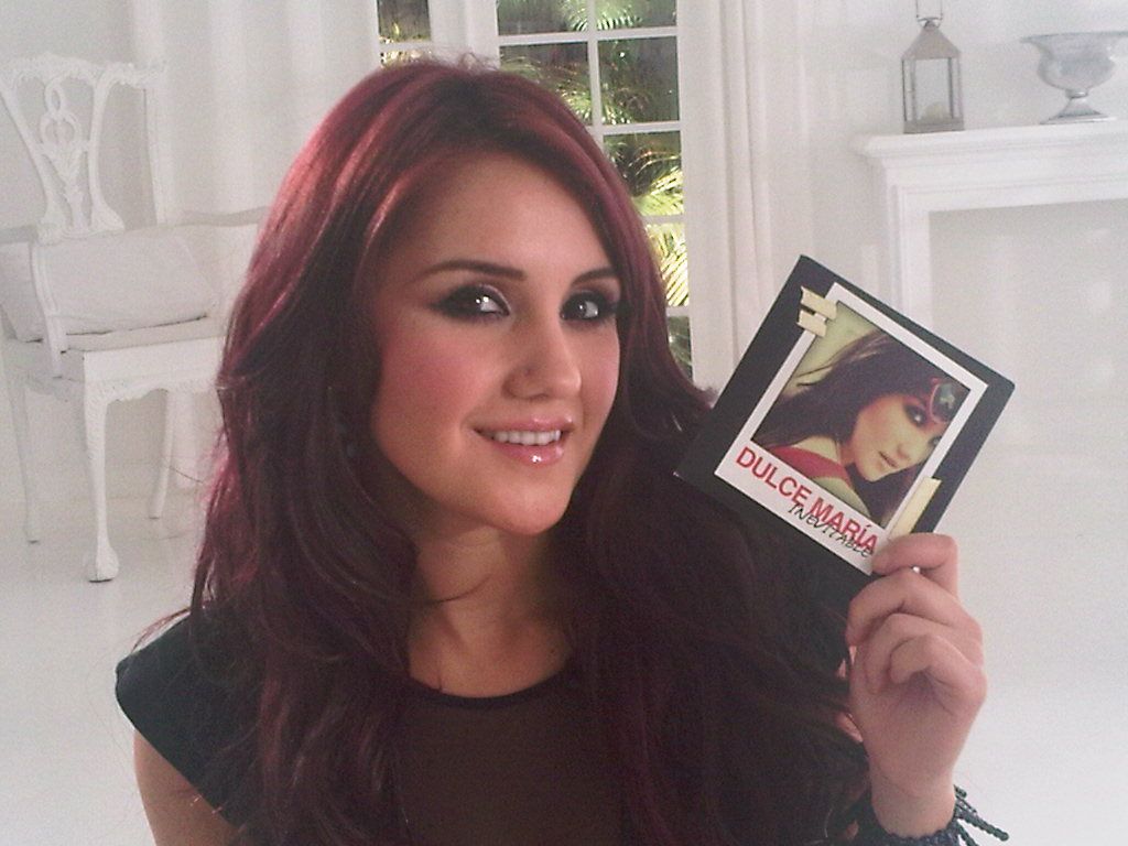 1024x768 Dulce Maria on set