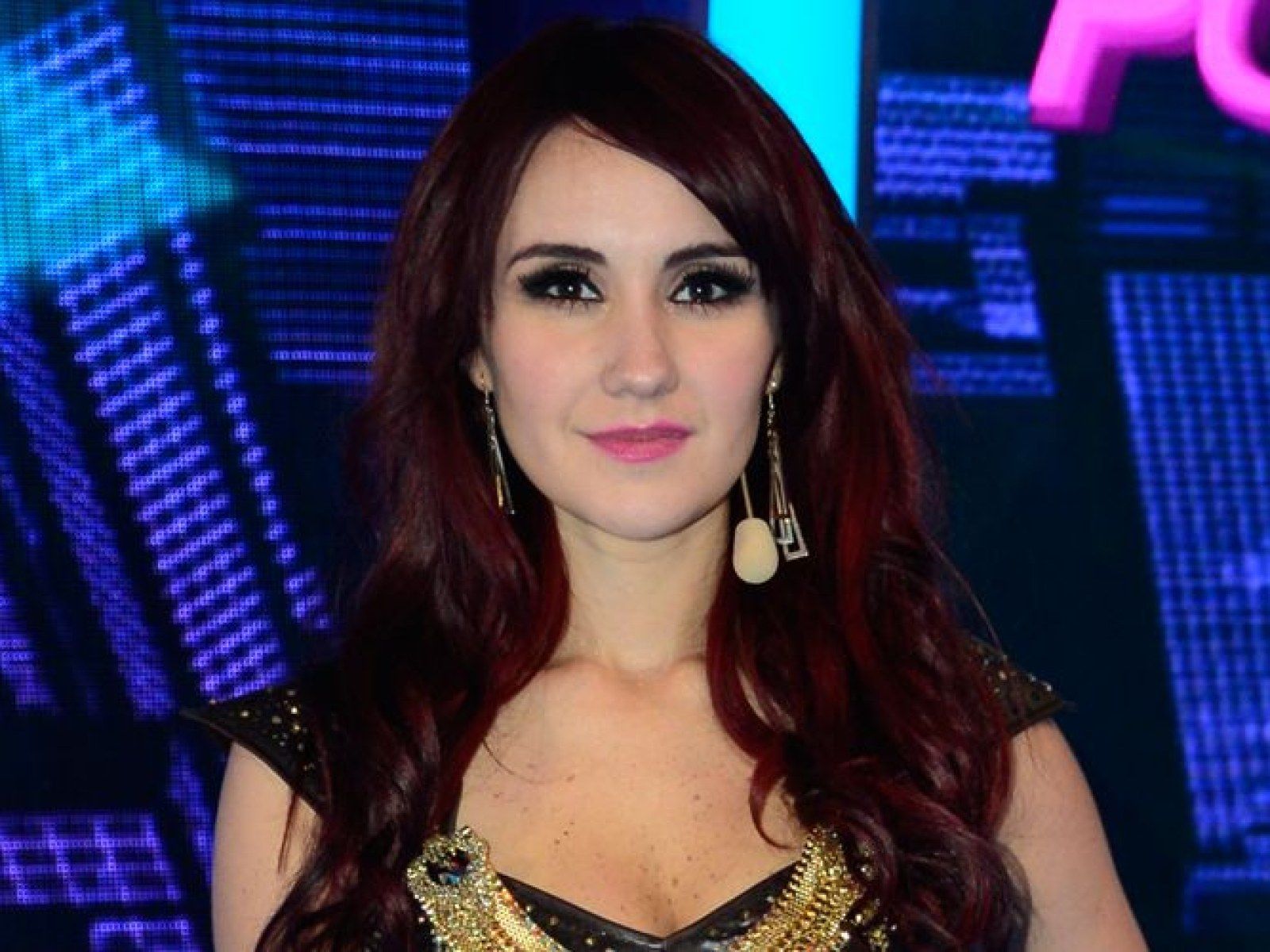 1600x1200 MTV EMA 2014 News: Dulce María Competing Against One Direction For Best Worldwide Act, Can Guerreras Beat Directioners?