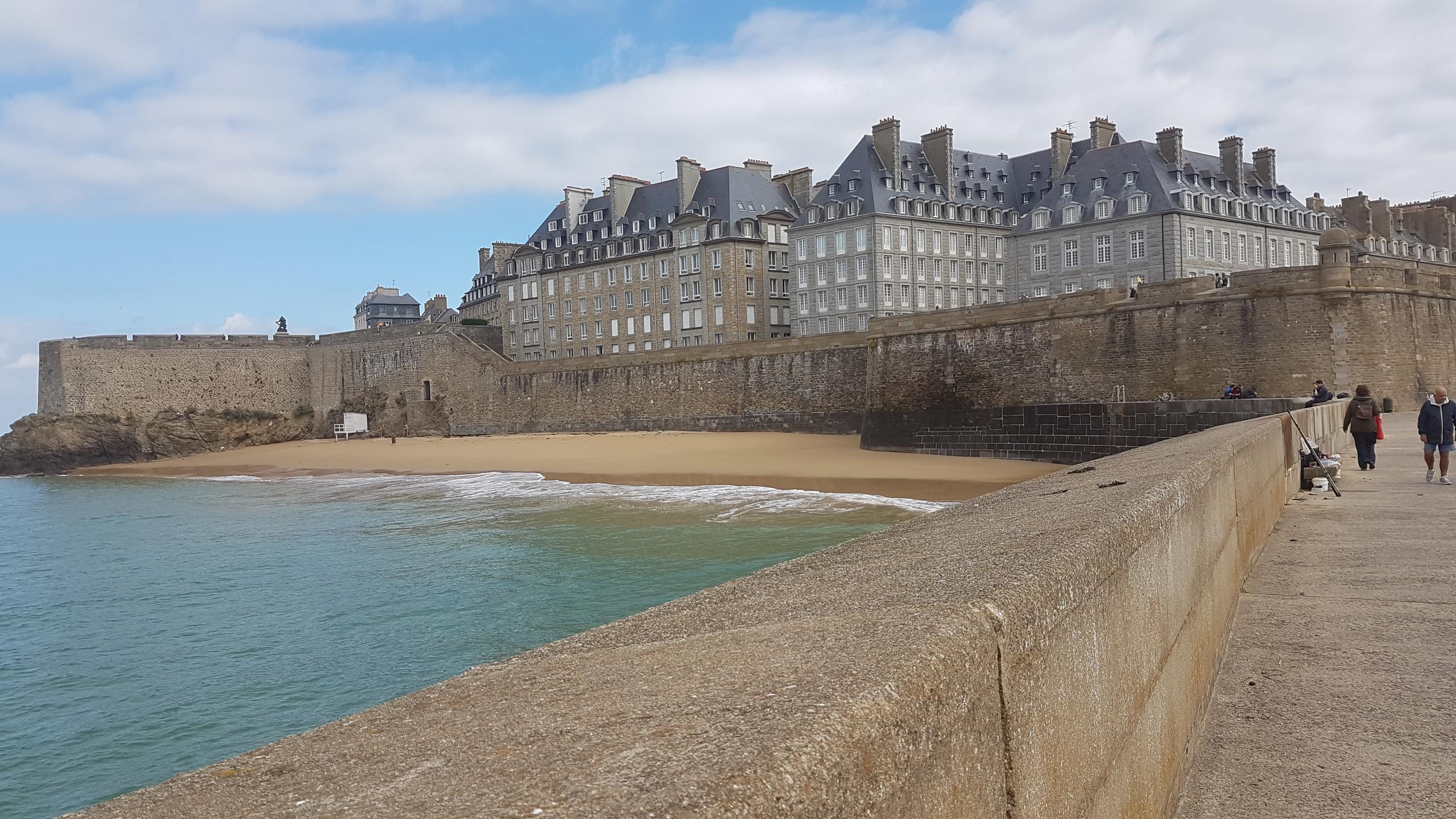 2560x1440 The city walls of Saint Malo, Brittany, France