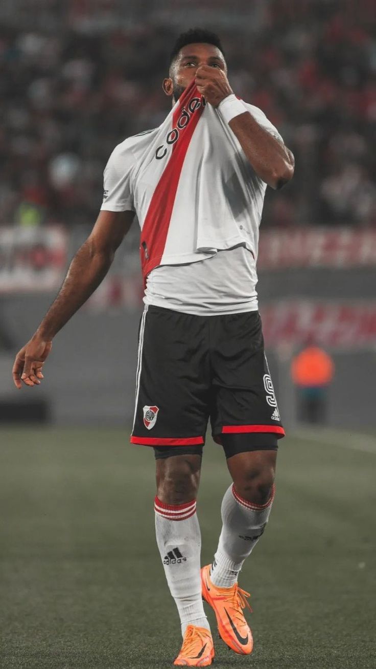 736x1307 Miguel Borja
