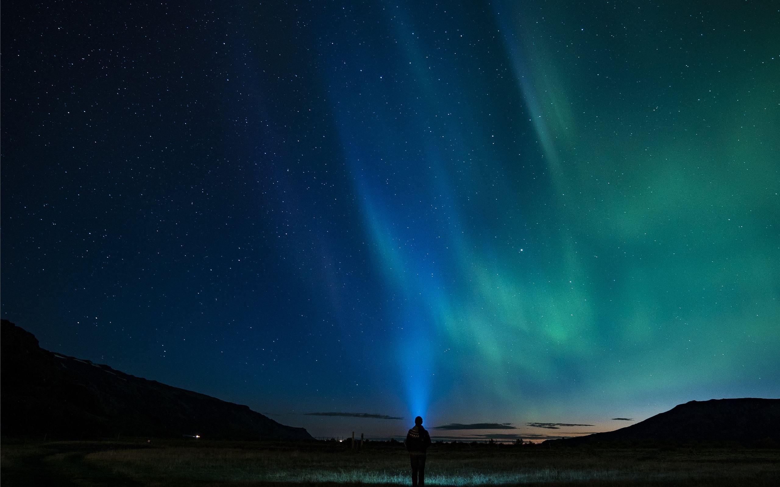 2560x1600 Light painting MacBook Air Wallpaper Download