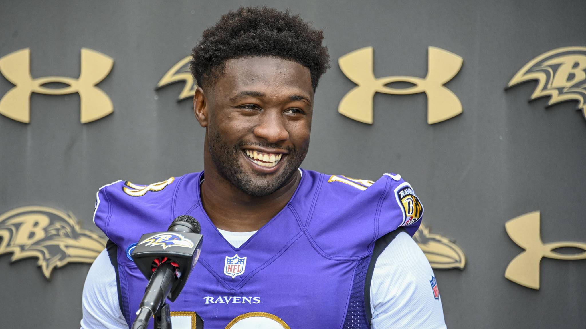 2048x1152 Download Smiling Baltimore Ravens Roquan Smith Wallpaper