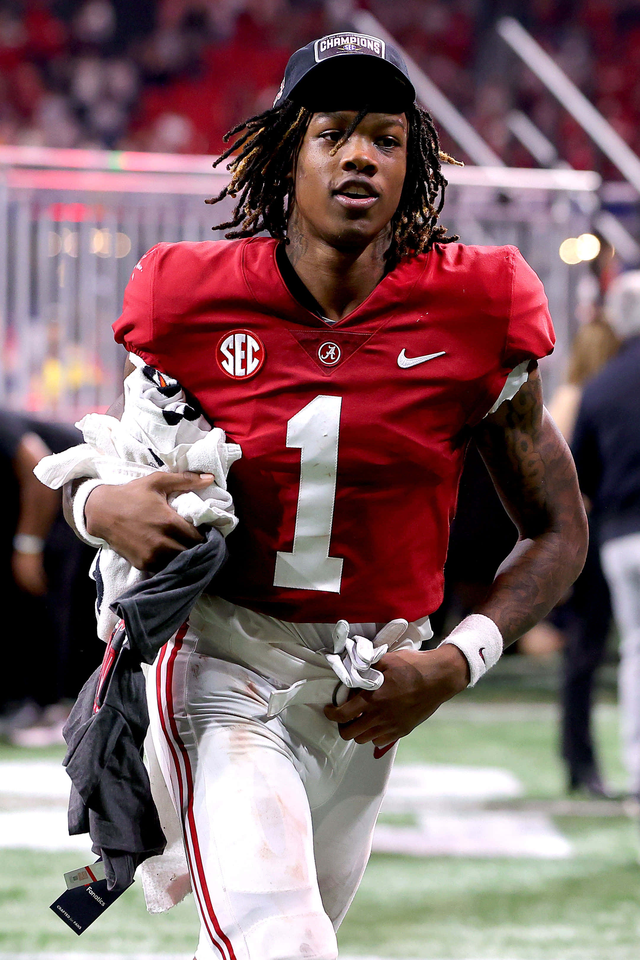 2161x3242 Download Jameson Williams Alabama Football Player Wallpaper