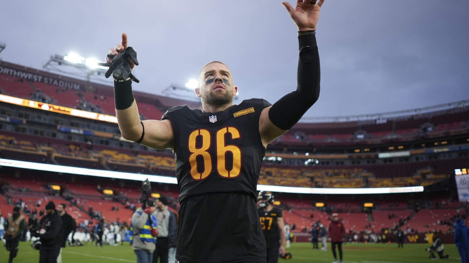 1600x900 Zach Ertz is playing for Commanders against the Eagles a week after being concussed