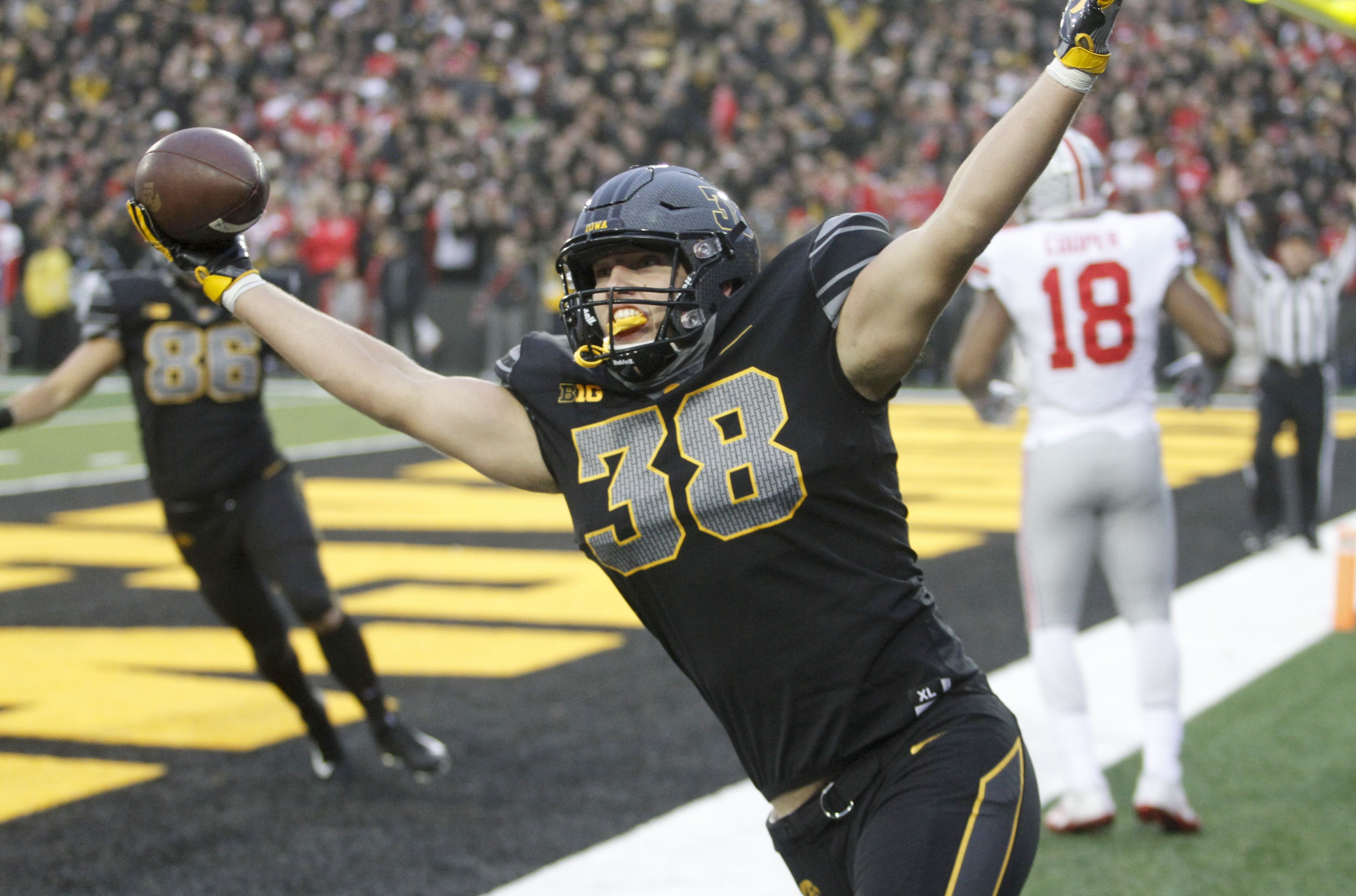 3600x2380 NFL draft preview: Iowa tight end duo expected to make history