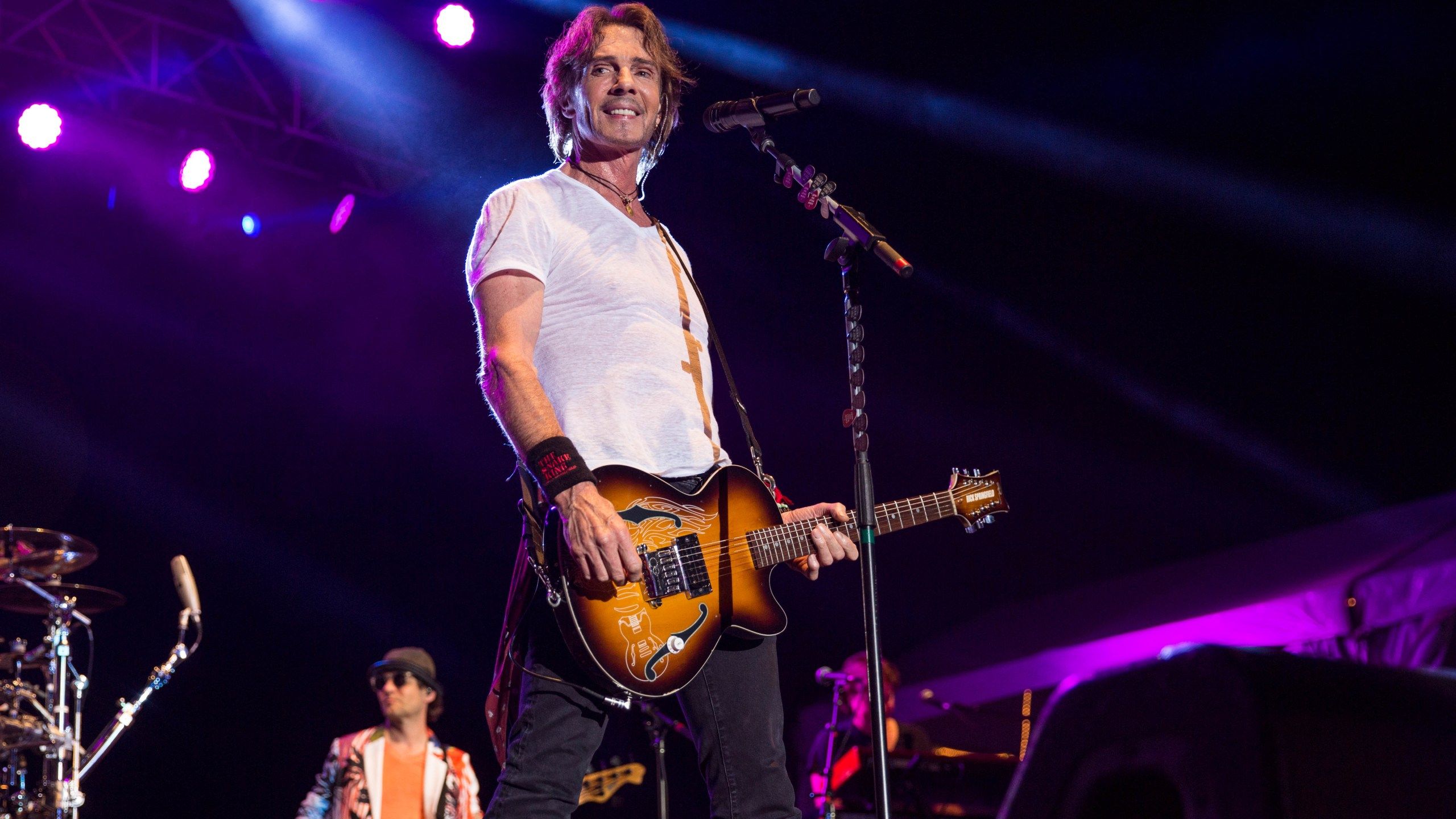 2560x1440 Chicago and Rick Springfield coming to the Walmart Amp