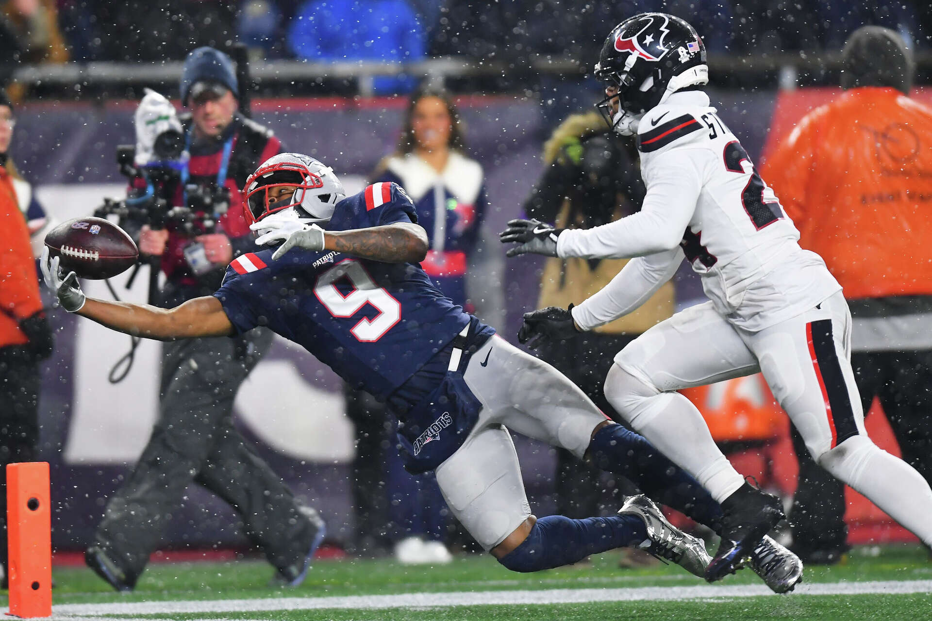 1920x1280 Texans vs. Patriots: Kayshon Boutte's stellar TD catch clinches game