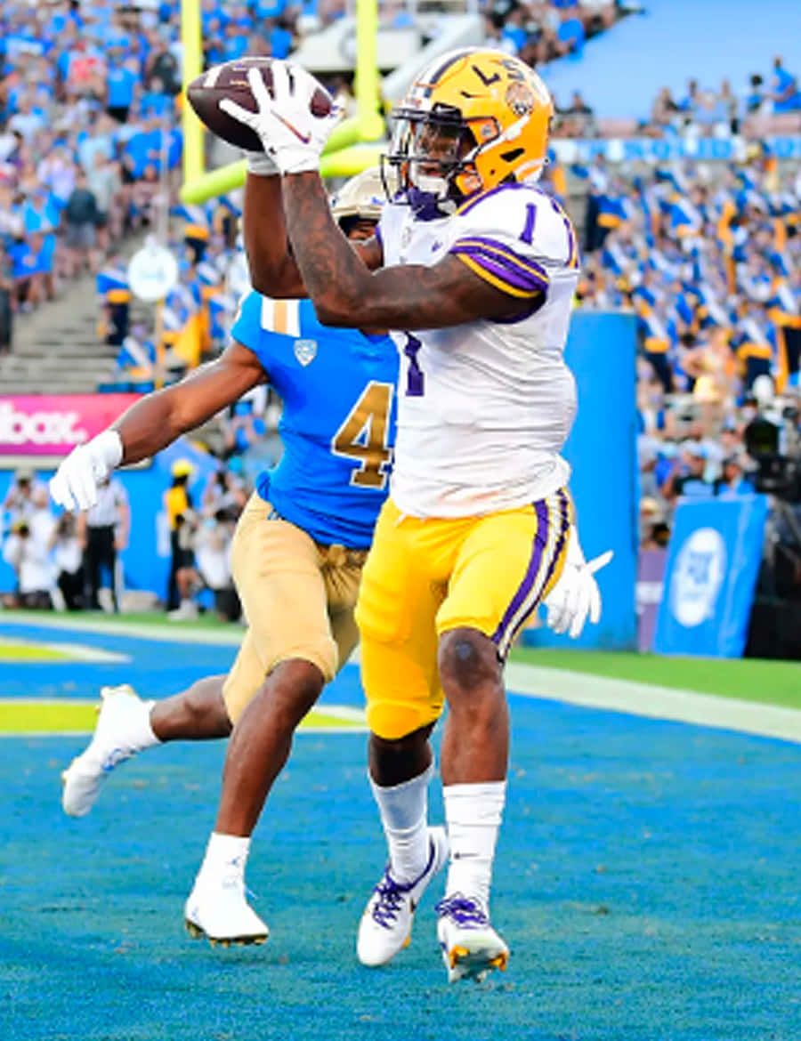 900x1170 Download Kayshon Boutte Catching Football Wallpaper