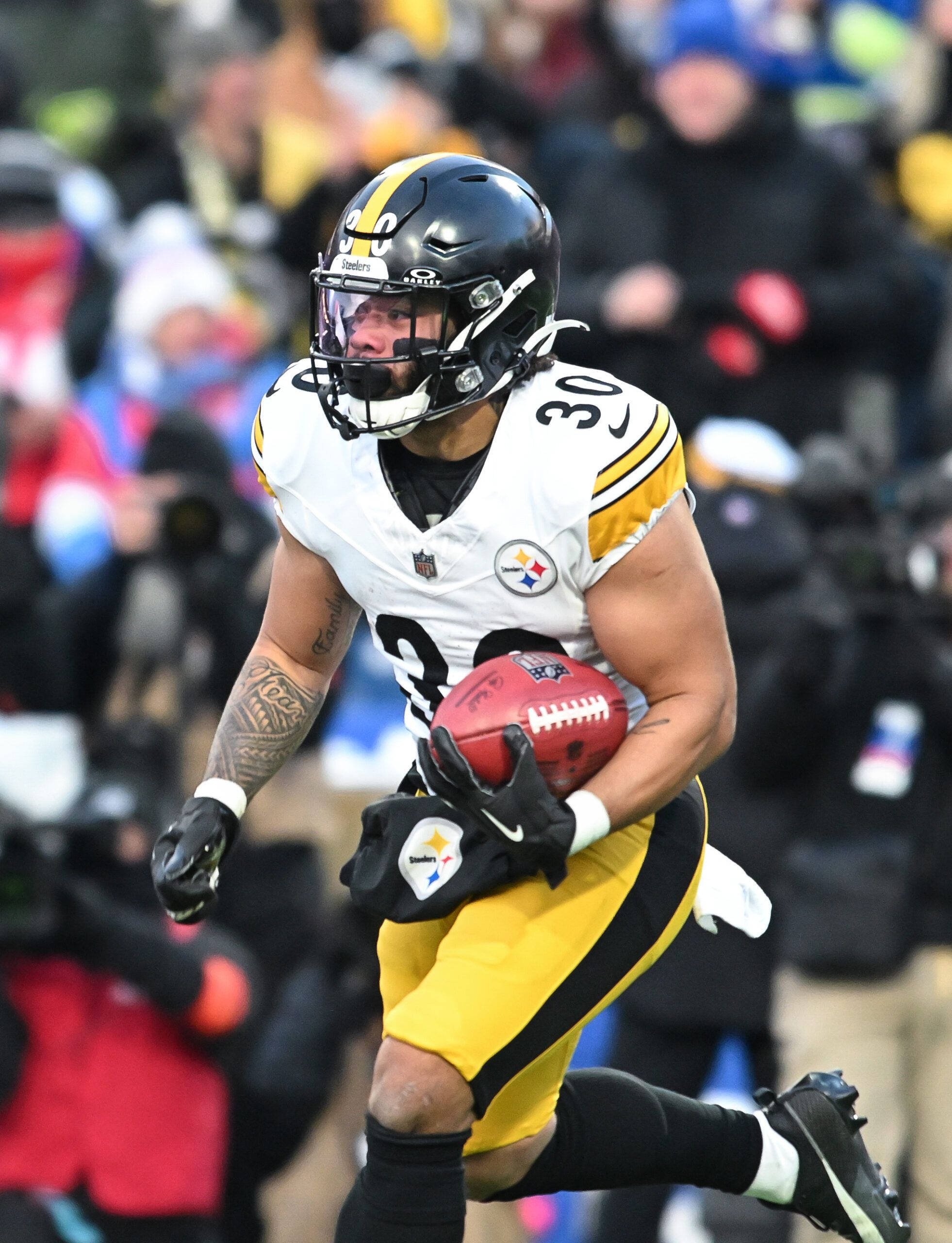 1962x2560 Steelers Extend RB Jaylen Warren