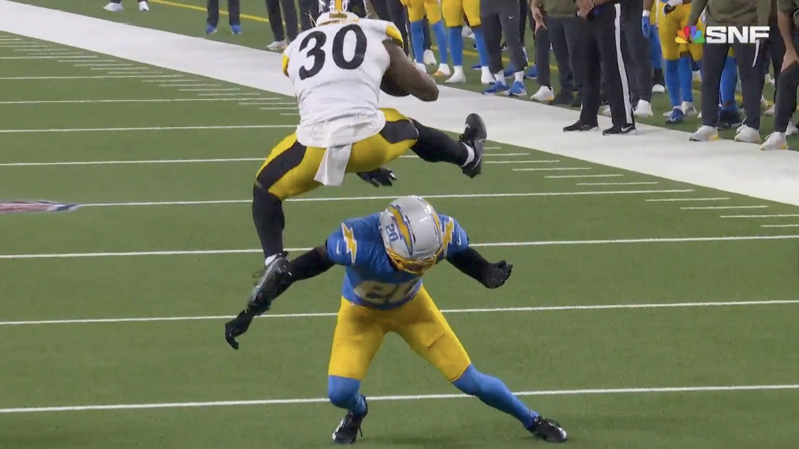 1600x900 Steelers' Jaylen Warren completely hurdles defender in wild play