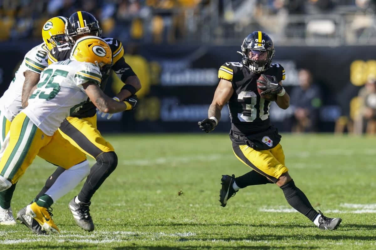 1200x800 Download Jaylen Warren Evading Tackles Against Green Bay Packers Wallpaper