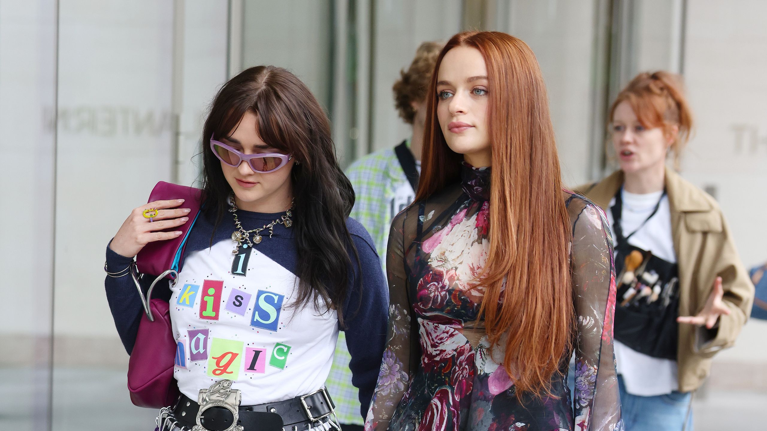 2560x1440 Joey King and Maisie Williams's Practical Magic 2 Chemistry Isn't Witchcraft: 'We're Very Close'