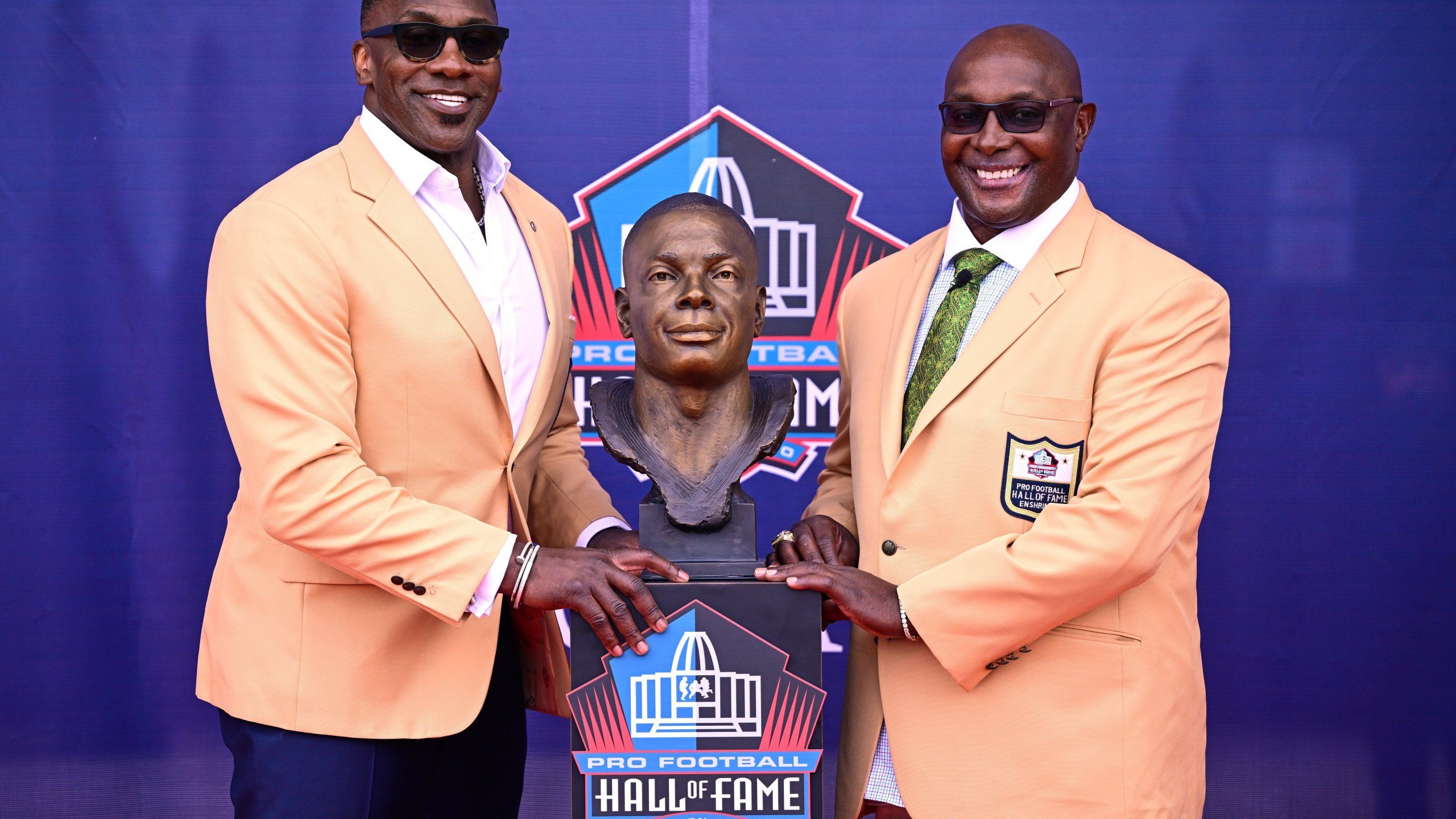 2560x1440 Sterling Sharpe gives fellow Pro Football Hall of Fame brother Shannon his gold jacket