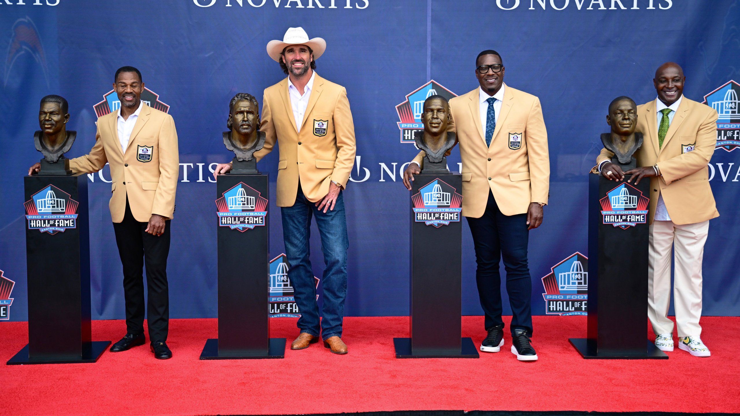 2560x1440 Sterling Sharpe gives fellow Pro Football Hall of Fame brother Shannon his gold jacket. WLNS 6 News