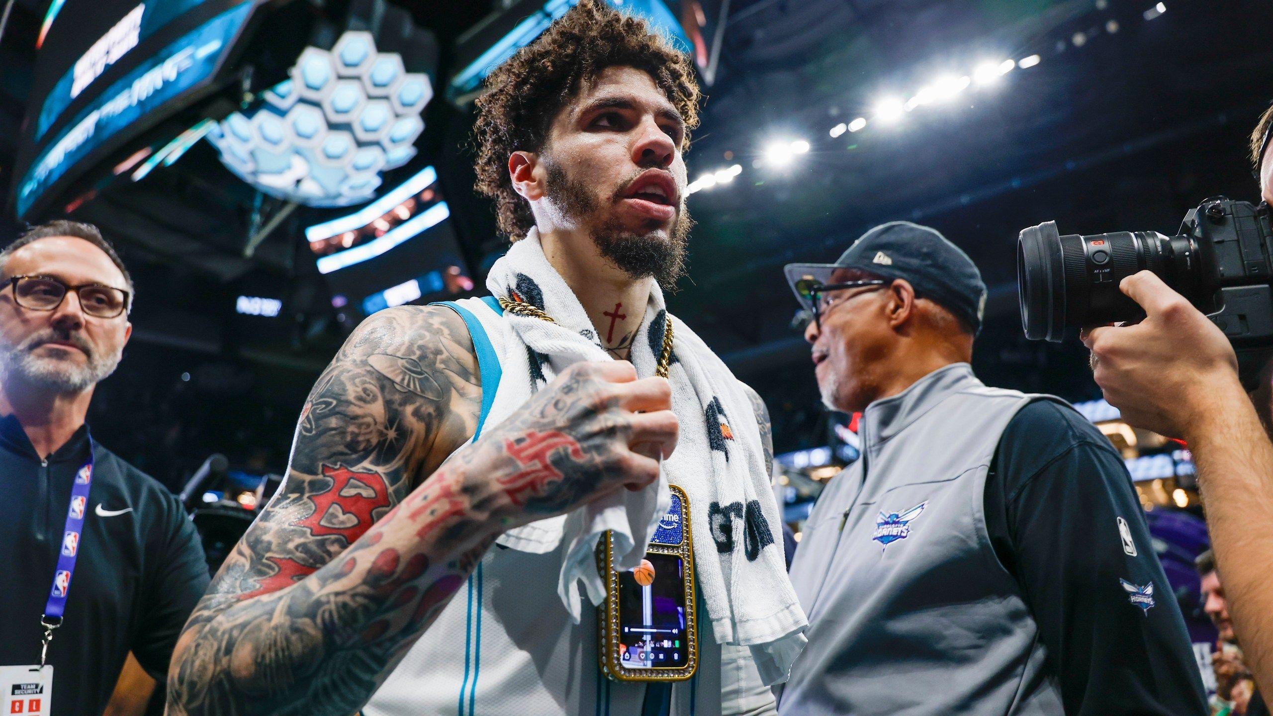 2560x1440 LaMelo Ball Punches Team Mascot Hugo Twice After Hornets Knock Heat Out Of Play In Tournament. WRIC ABC 8News