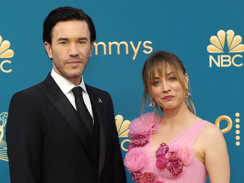 1024x768 Kaley Cuoco & Boyfriend Tom Pelphrey Make Their Adorable Red Carpet Debut at Emmys Red Carpet