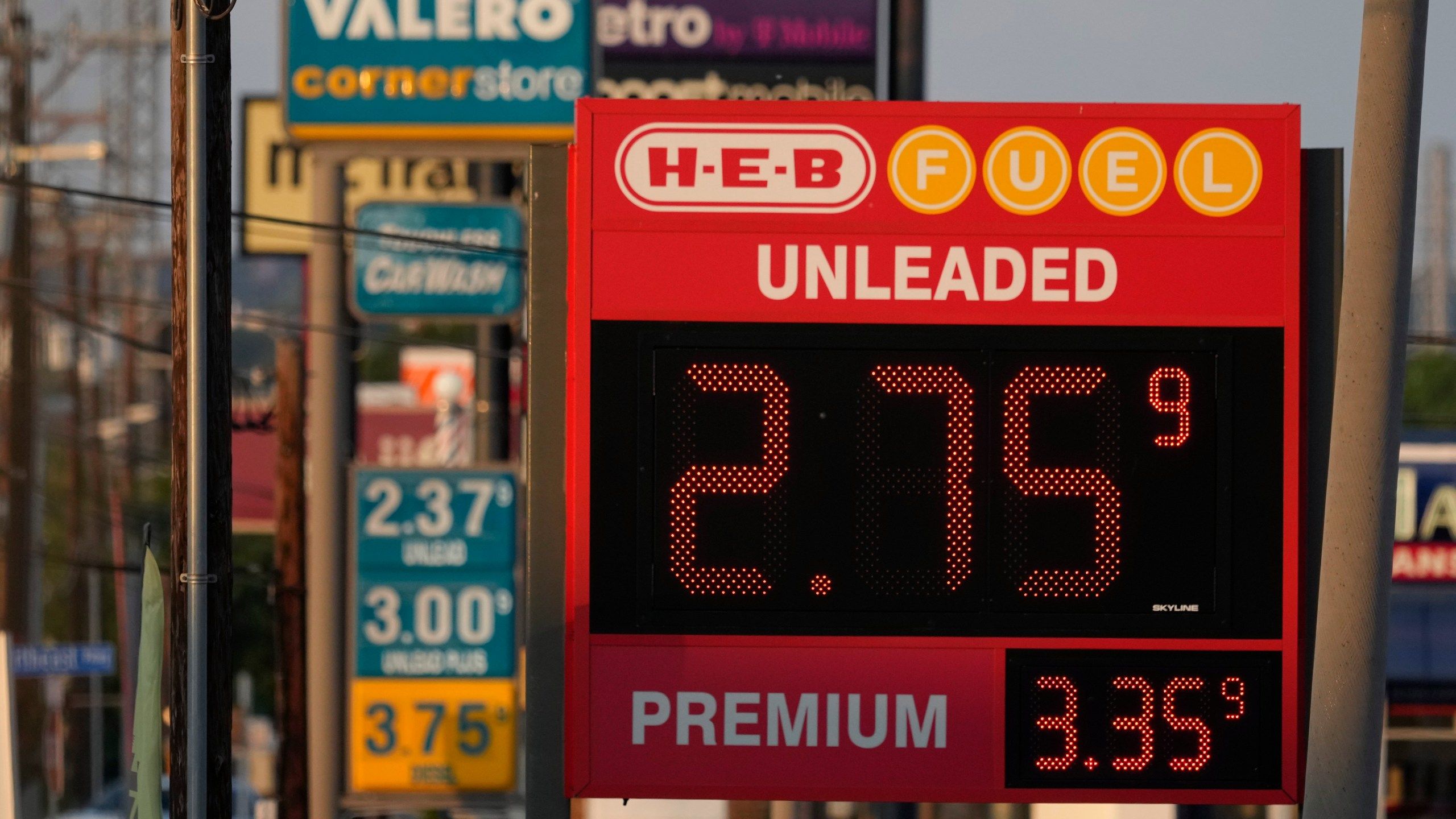 2560x1440 US gas prices are falling. Experts point to mild demand at the pump ahead of summer travel