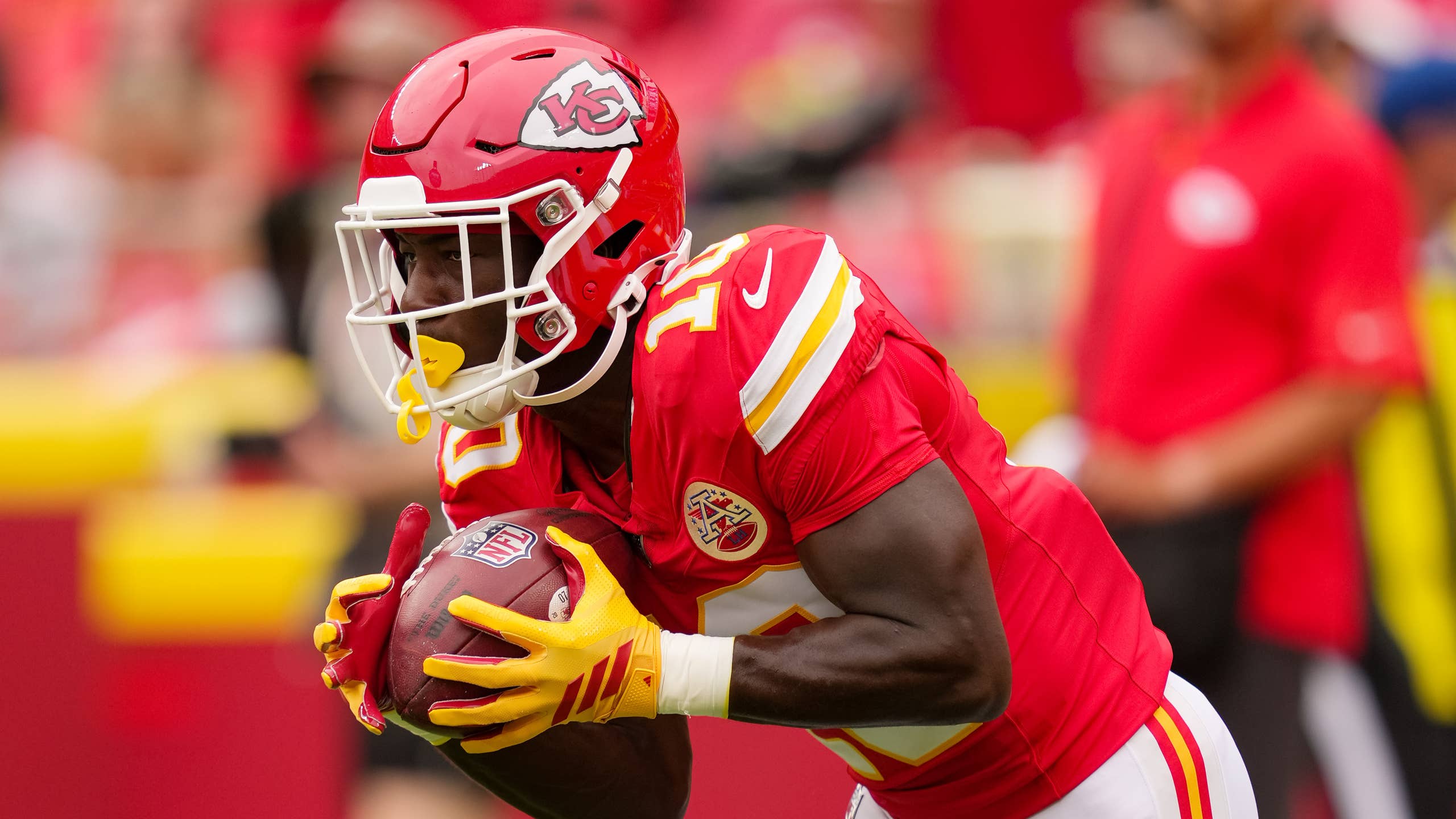 2560x1440 Kansas City Chiefs Rookie Running Back Makes Impression in First NFL Preseason Action