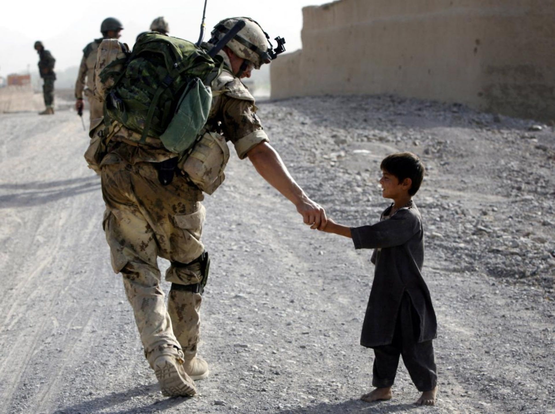 1920x1432 Afghan war: Iconic image
