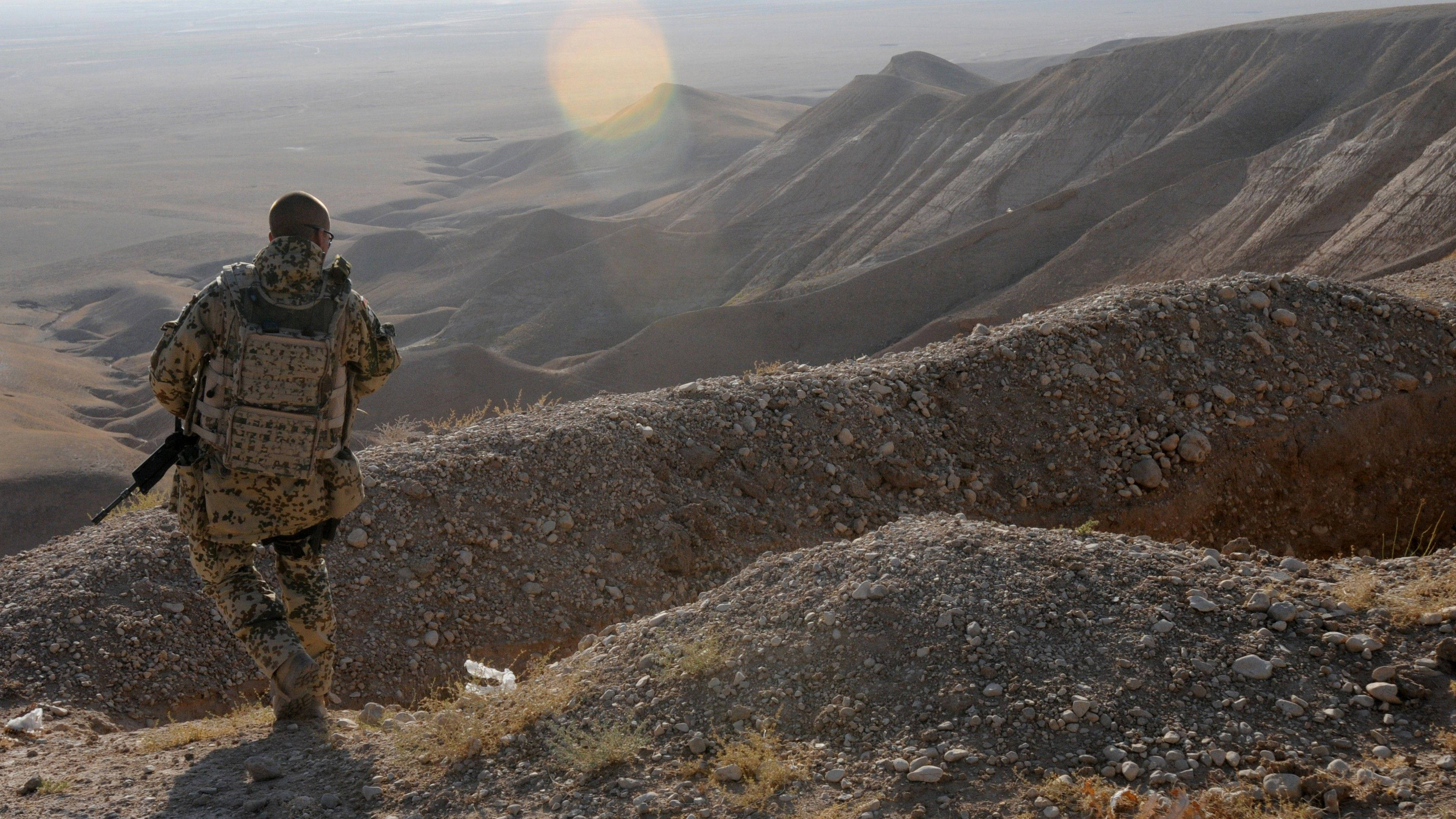 3840x2160 Download Afghanistan Soldier On Mountain Wallpaper