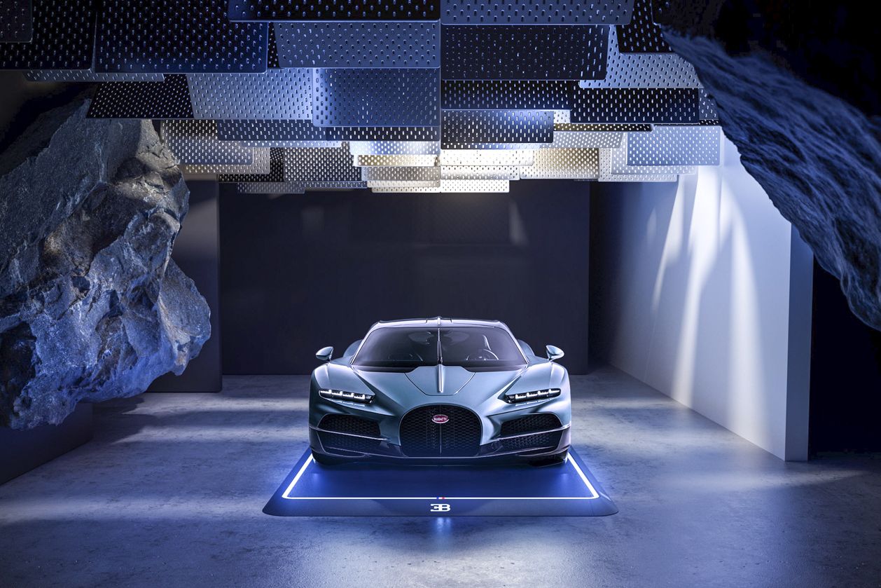 1258x839 If you have the money, you can have a bespoke display box for your Bugatti