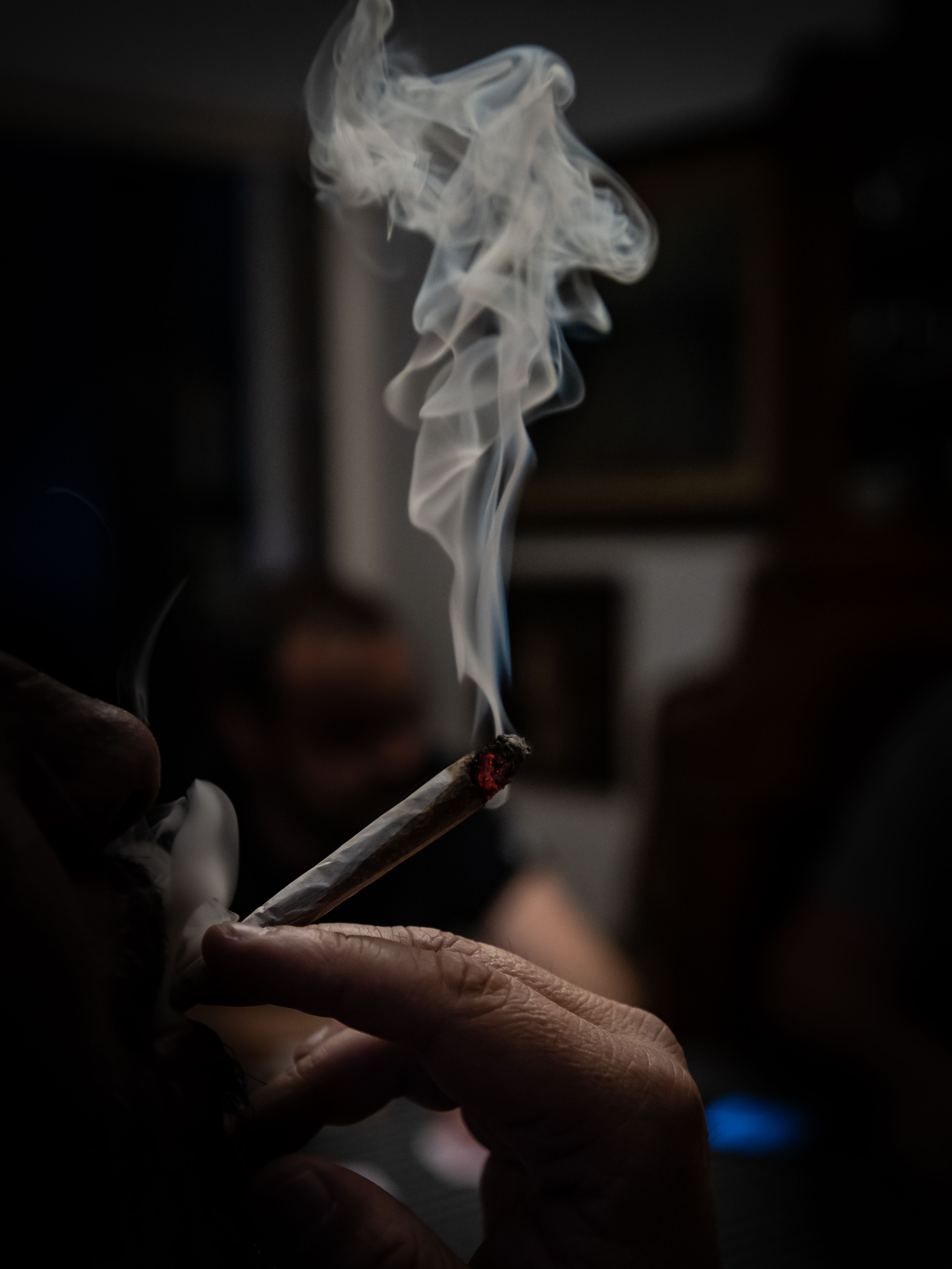 3952x5269 Close Up Of Person Smoking Cigarette In Dark · Free