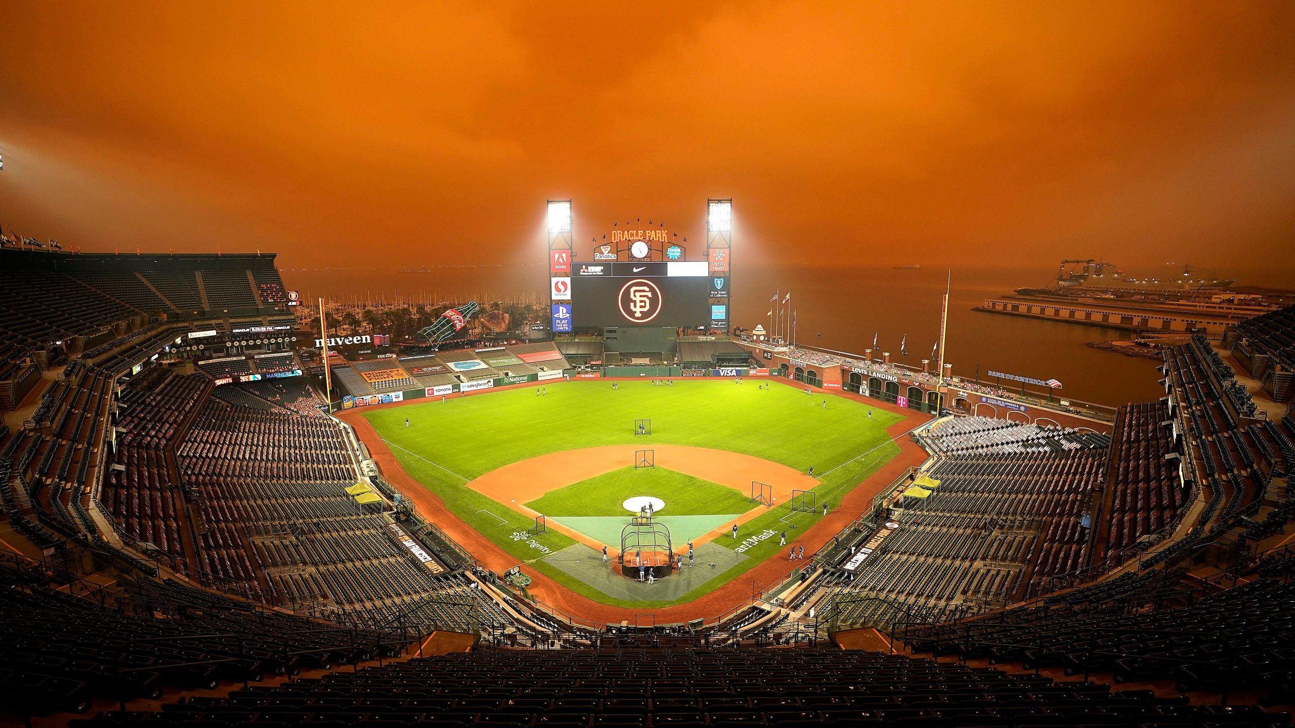 2560x1440 Smoke from nearby wildfires creates eerie baseball scene