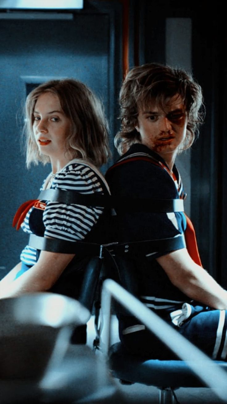 736x1308 Stranger Things 3 Steve and Robin