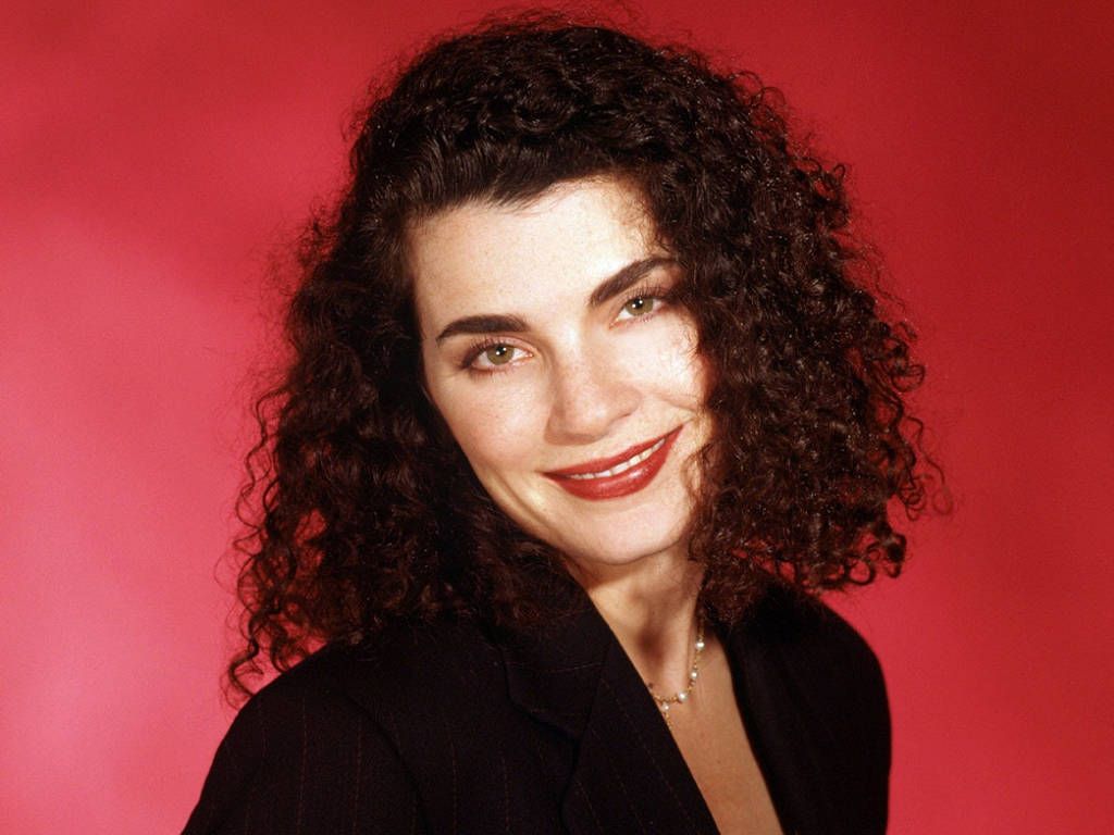 1024x768 Download Julianna Margulies In Her Fine Curly Hair Wallpaper
