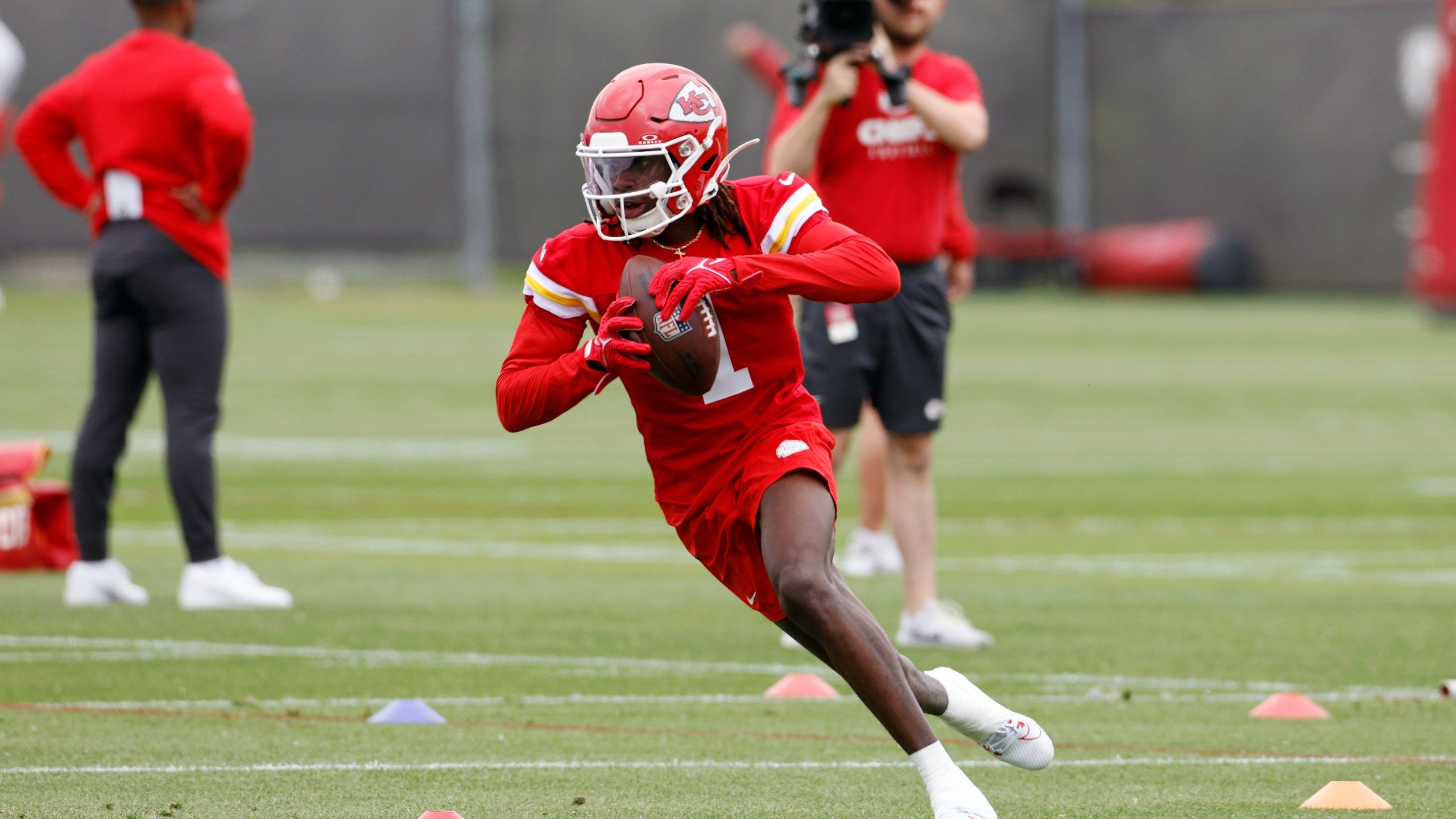2560x1440 Xavier Worthy, Jared Wiley shine at Chiefs rookie minicamp