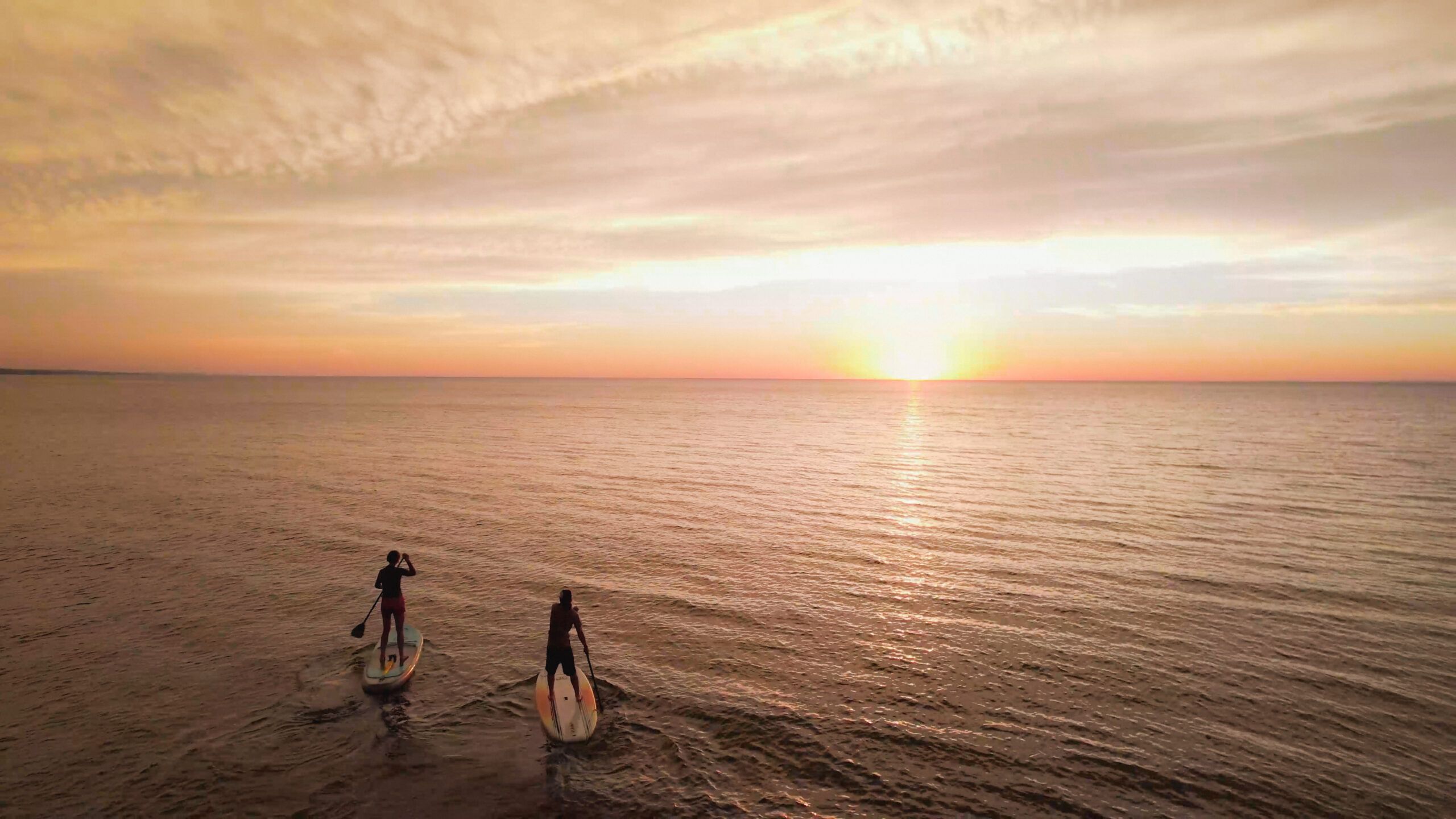 2560x1440 DLTH21_FallShoot MH_Paddleboarding_30 Visit Duluth Wilds Magazine