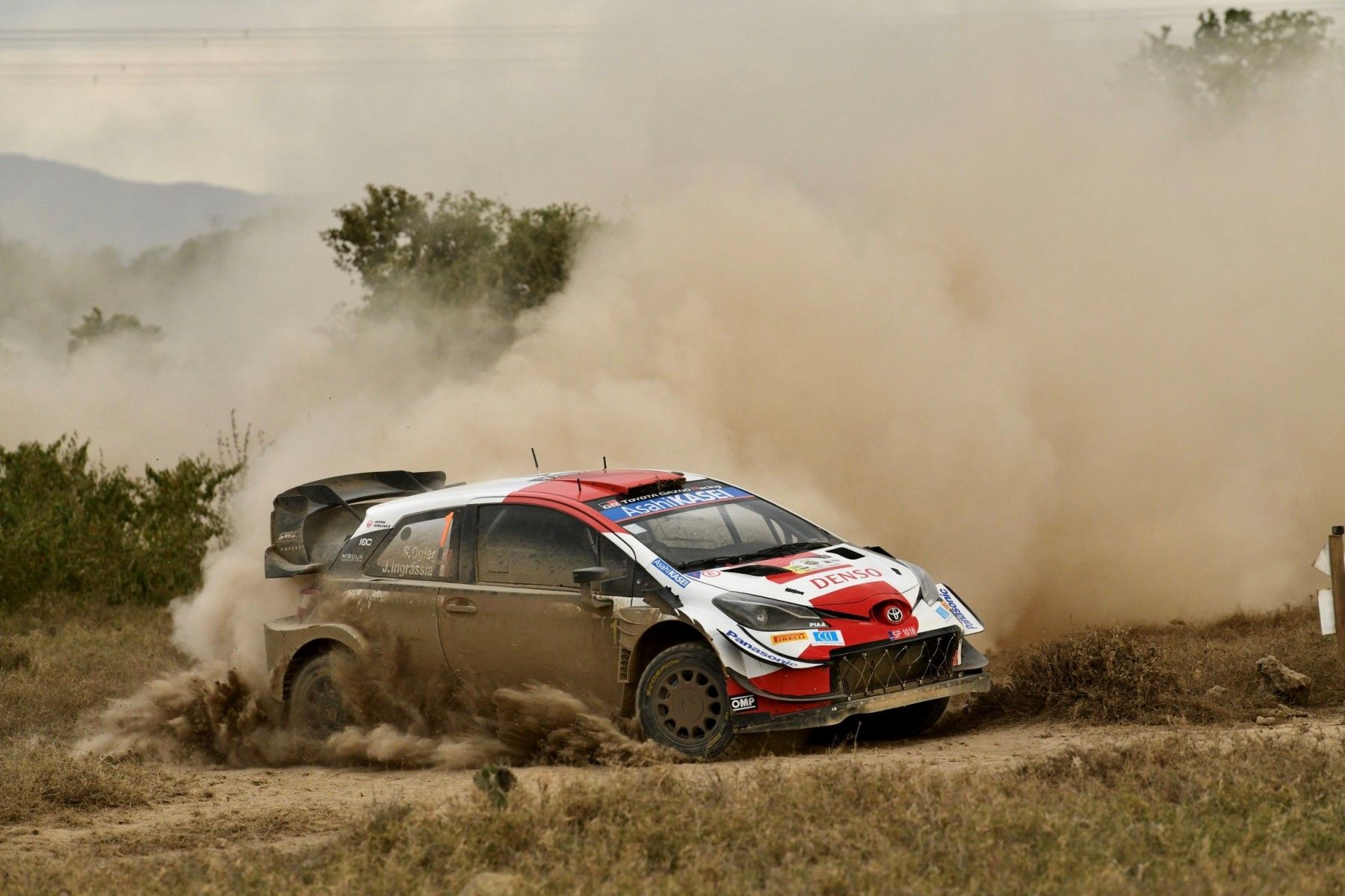 1800x1200 OGIER AND THE PIRELLI SCORPION KX BATTLE TO SAFARI VICTORY