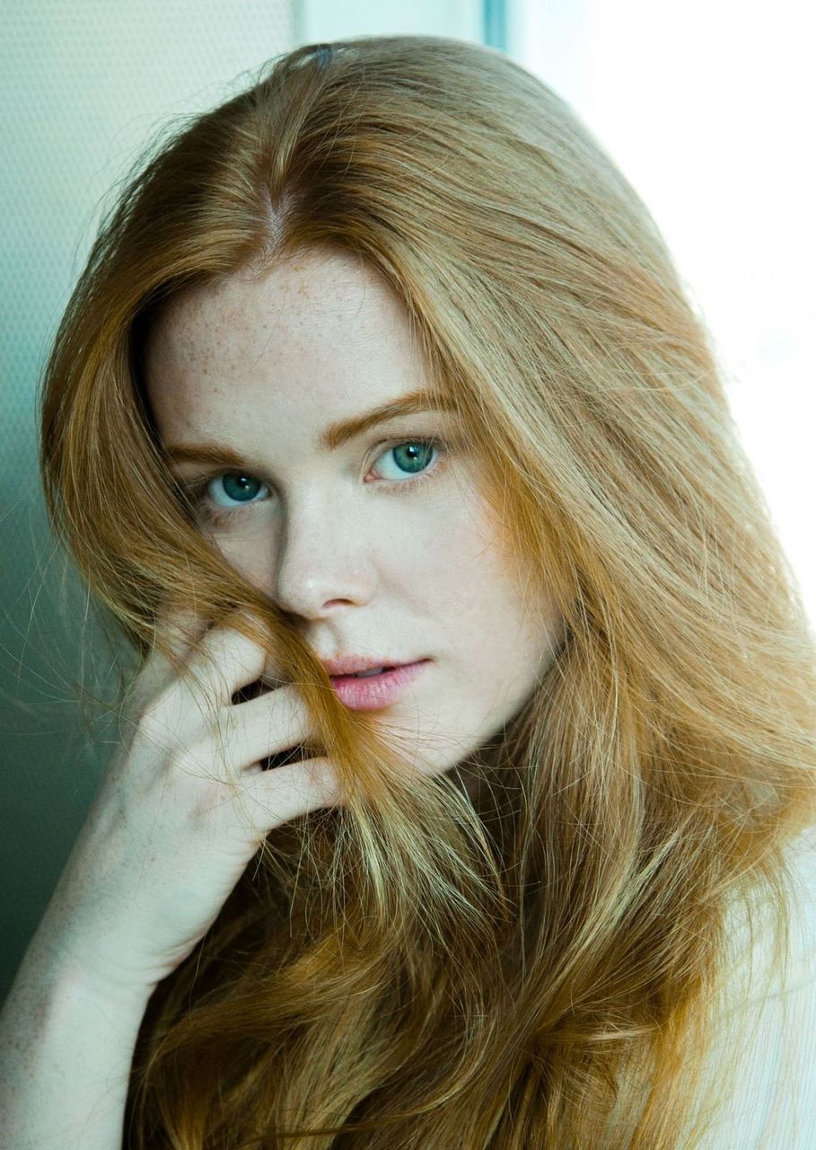 909x1280 Abigail Cowen, women, actress, redhead, green eyes, model, long hair, women indoorsx1280 Wallpaper