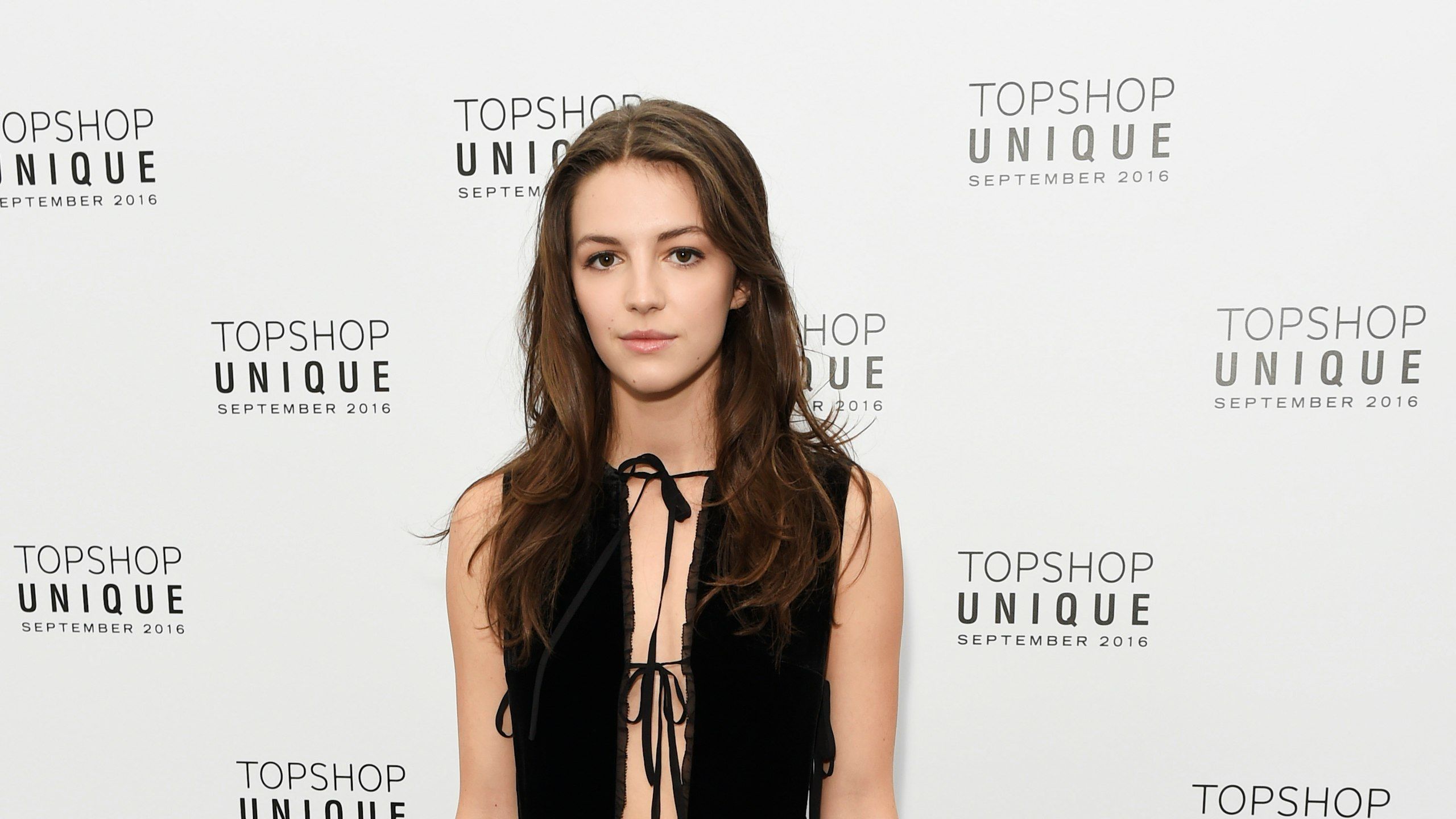 2560x1440 Meet Ella Hunt, The New Star Of Cold Feet