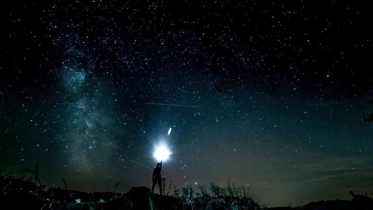 1280x720 Starry Sky Man Light Glitter 4K HD Wallpaper