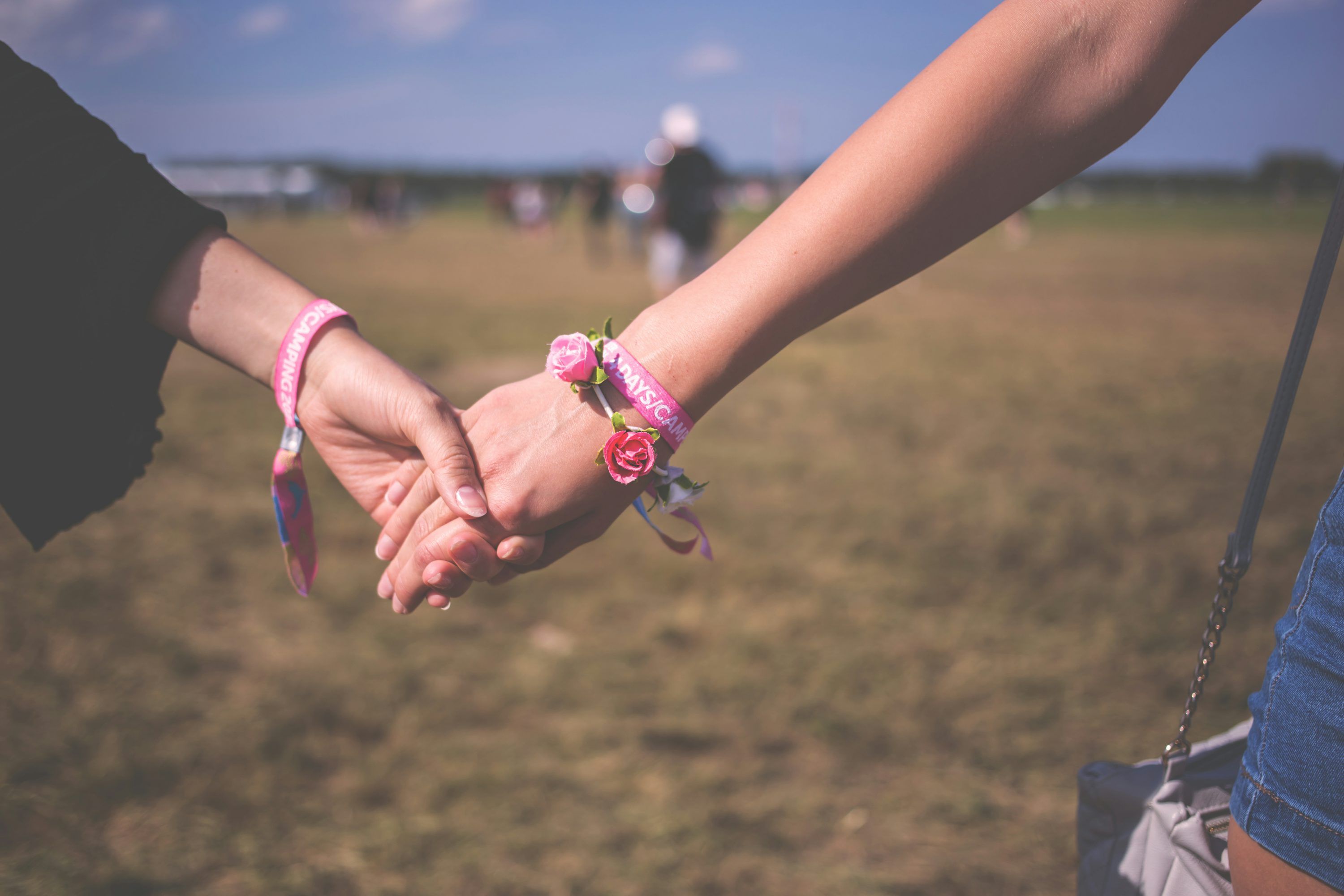 3000x2000 Two person holding each other hands