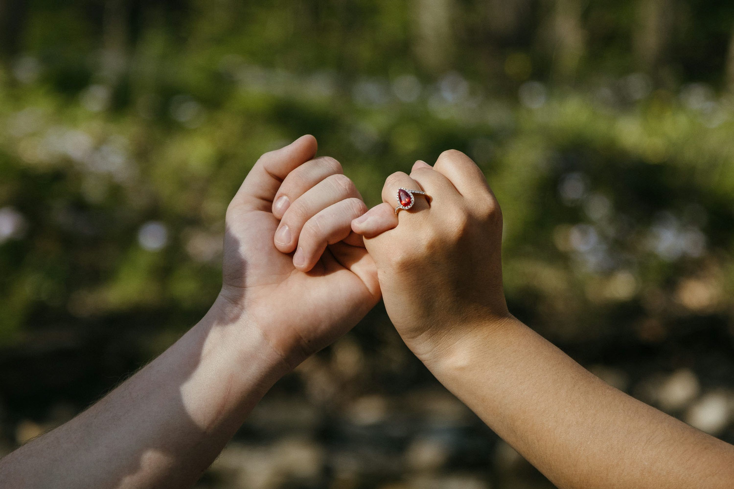 3000x2000 A couple of people that are holding hands