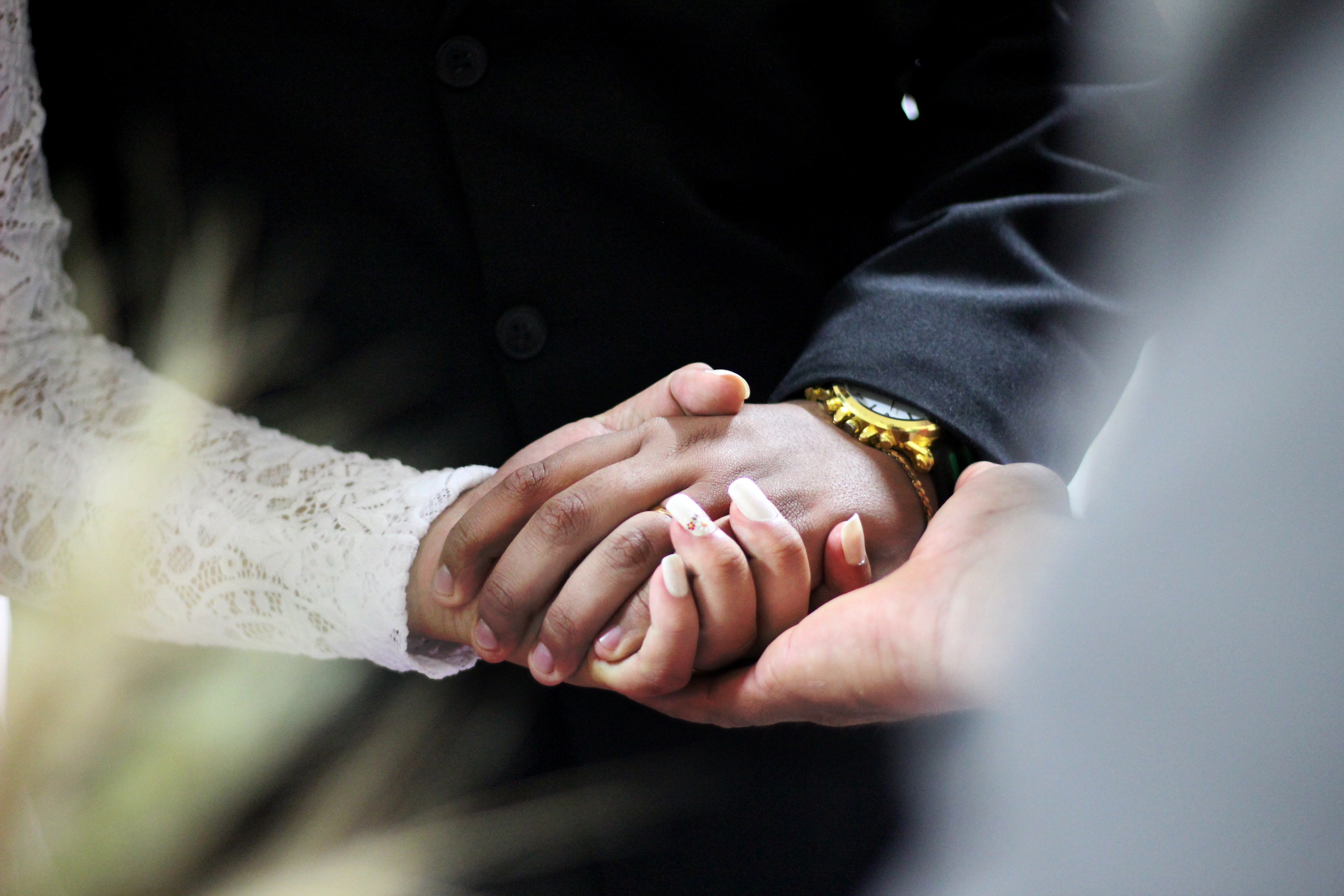 5184x3456 couple holding hands free image