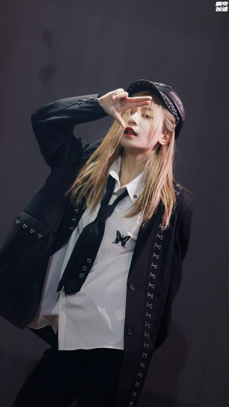 736x1308 SNH48 Viên Nhất Kỳ. Boyish wallpaper, Tomboy uniform, Concert black uniform