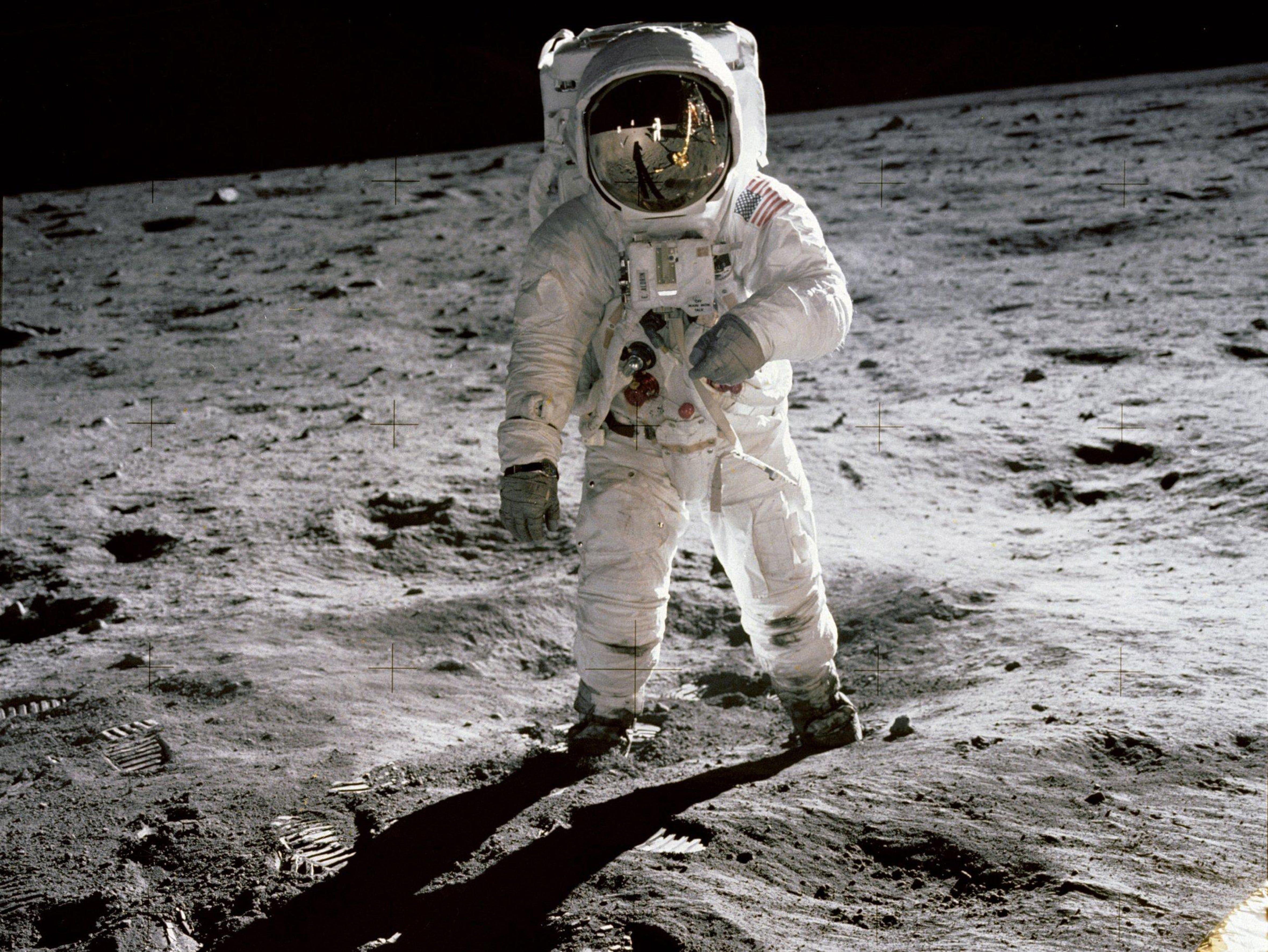 4719x3543 Apollo 11 moon landing: What you can't see in Buzz Aldrin flag photo