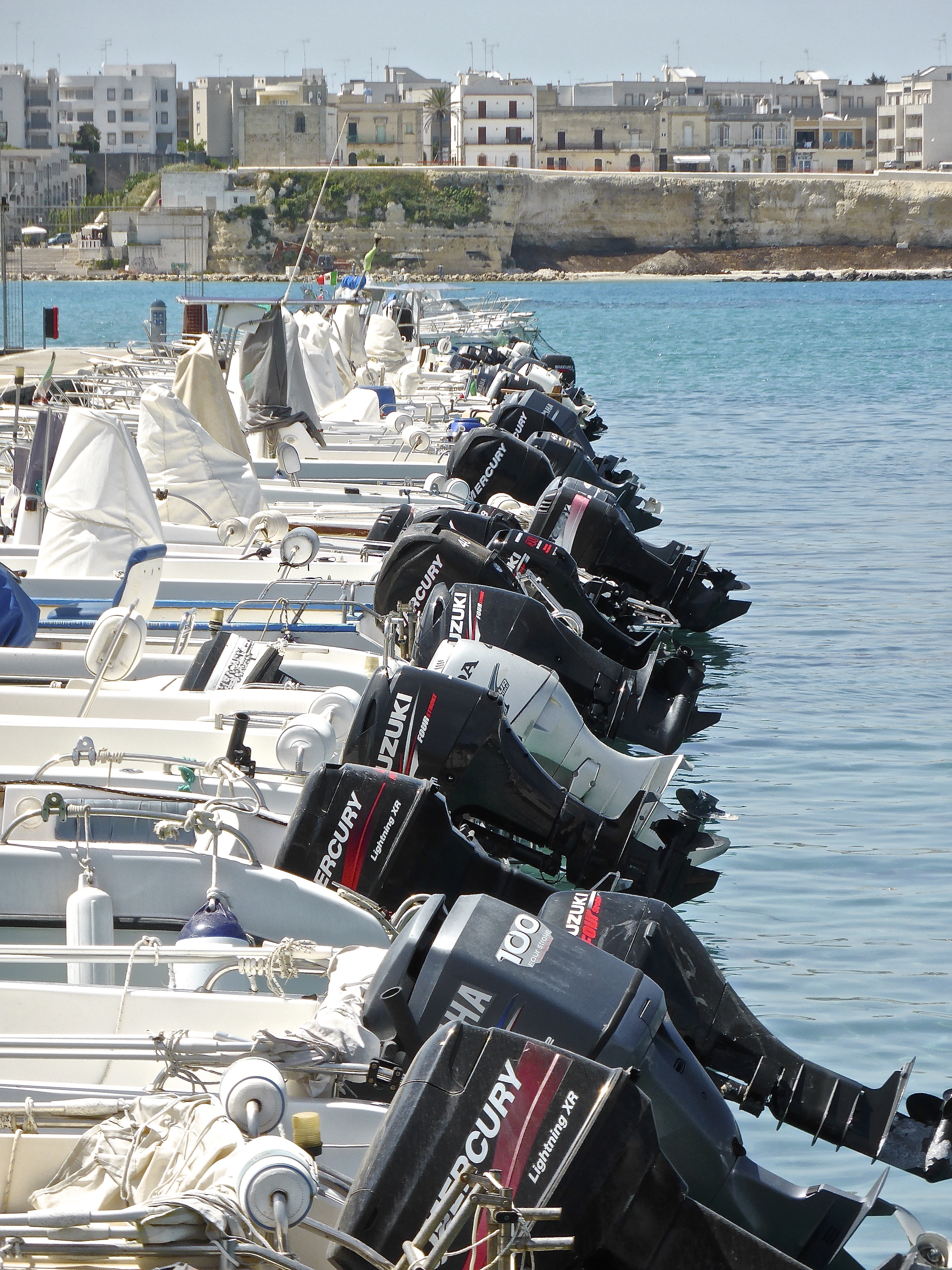 3672x4896 yamaha outboard motor free image